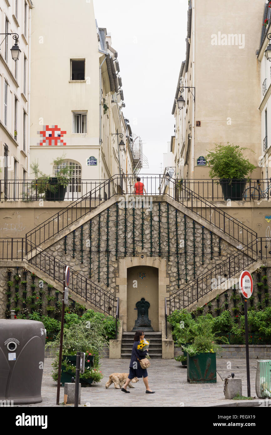 L'Escalier Végétalisé scala sulla Rue Rollin nel quinto arrondissement di Parigi, Francia. L'invasore Spazio Arte di strada sulla parete dell'edificio. Foto Stock