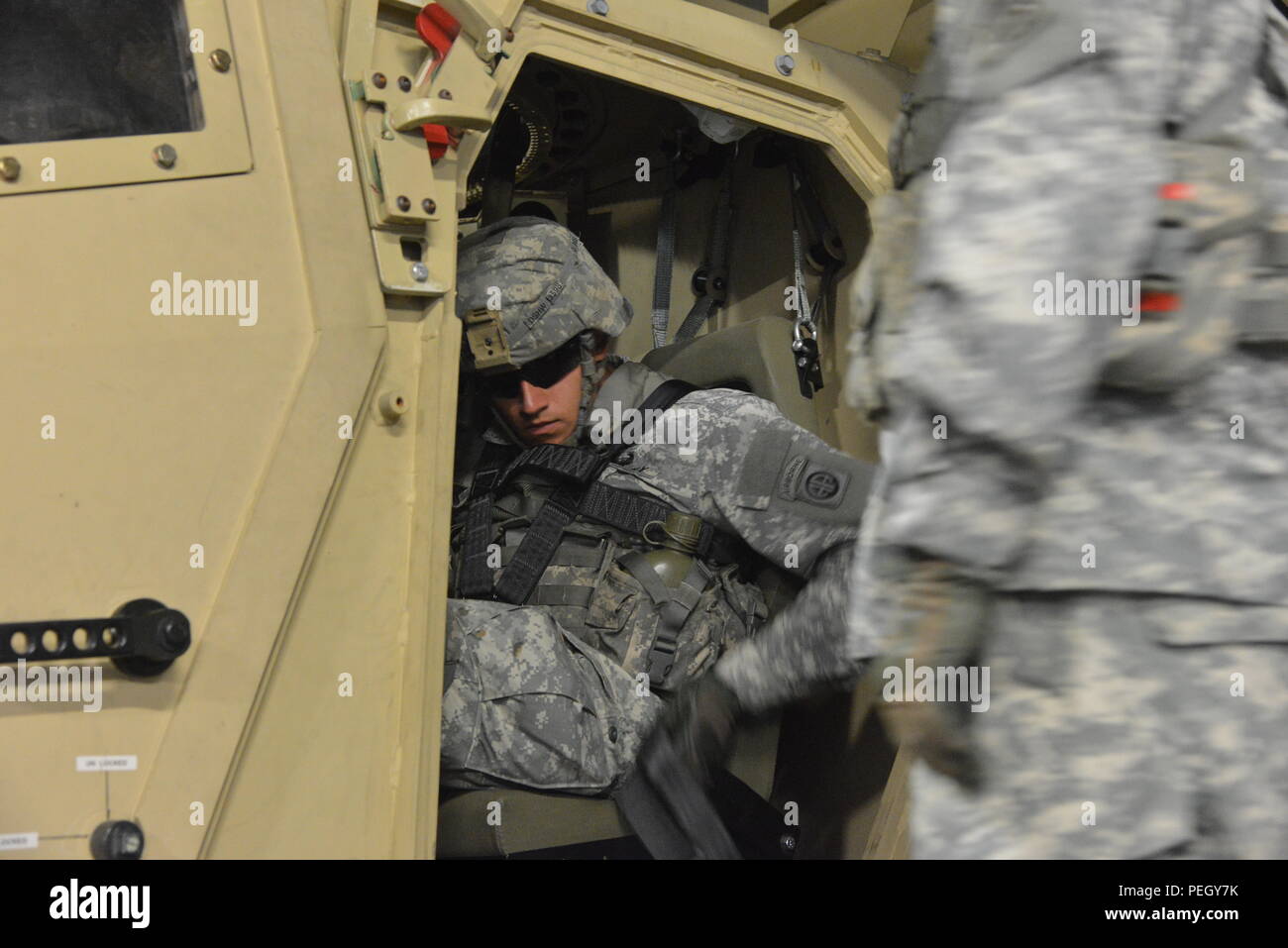 U.S. paracadutisti assegnato al Bravo Company, 2- 501Airborne battaglione di fanteria, condotta fuoriuscita di formazione presso il TSC calore Baumholder Trainer, Baumholder, Germania, 20 Agosto, 2015. La formazione è parte dell'esercizio Risposta rapida15 ( Stati Uniti Foto dell'esercito da Erich Backes, TSC Baumholder/RILASCIATO). Foto Stock