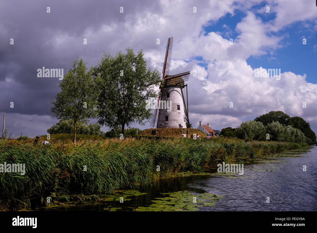 Vista orizzontale del mulino a vento di Hoeke, nella città di Damme nei pressi di Bruges nel Belgio Nord, con cielo molto nuvoloso in background Foto Stock