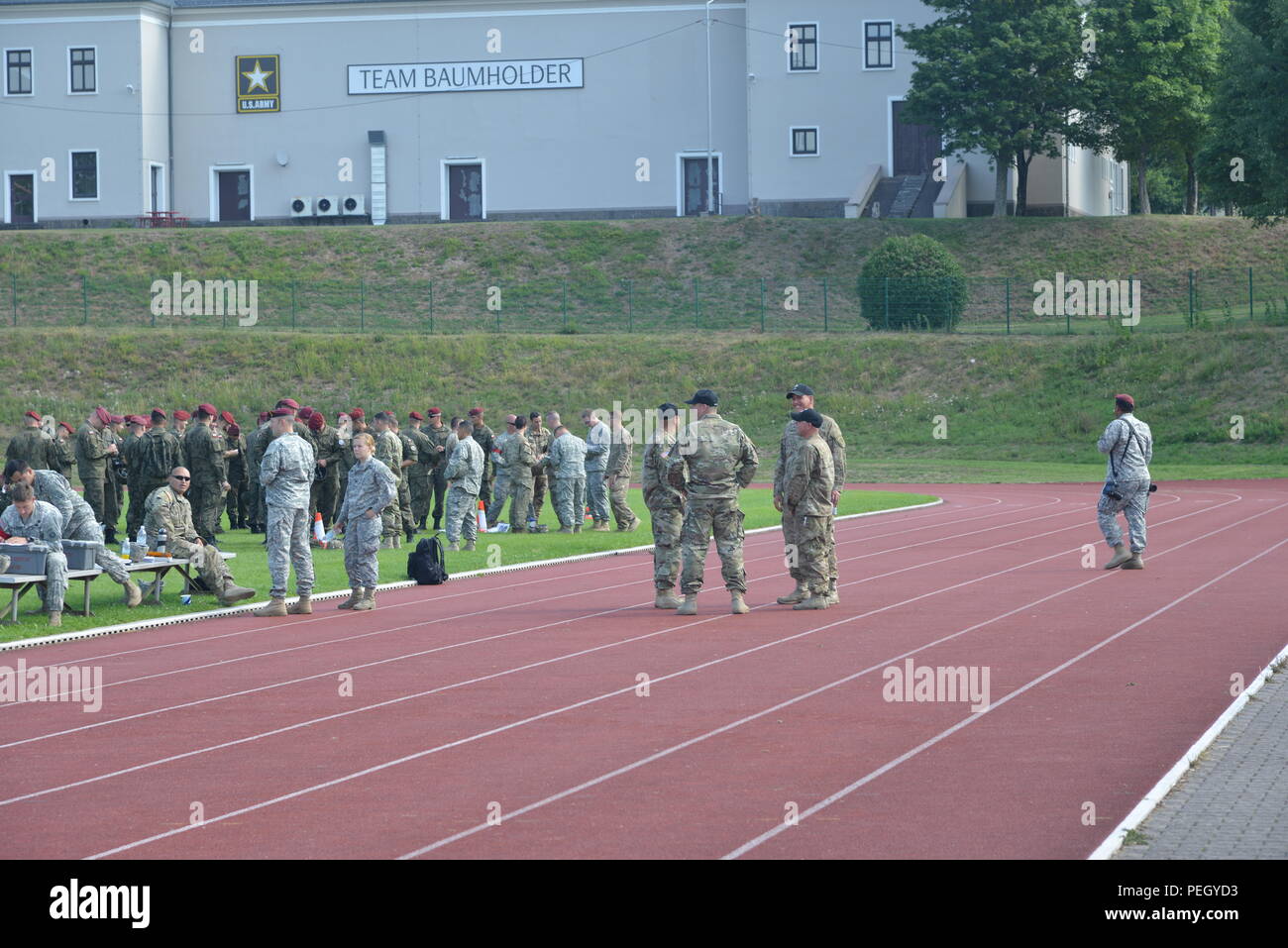 Paracadutisti DEGLI STATI UNITI e le nazioni alleate ( Regno Unito, Germania, Paesi Bassi, Italia, Polonia) subiscono pre-jump training presso Campo Minnick, Baumholder, Germania, il 23 agosto, 2015 ( Stati Uniti Foto dell'esercito da Erich Backes, TSC Baumholder/) Foto Stock