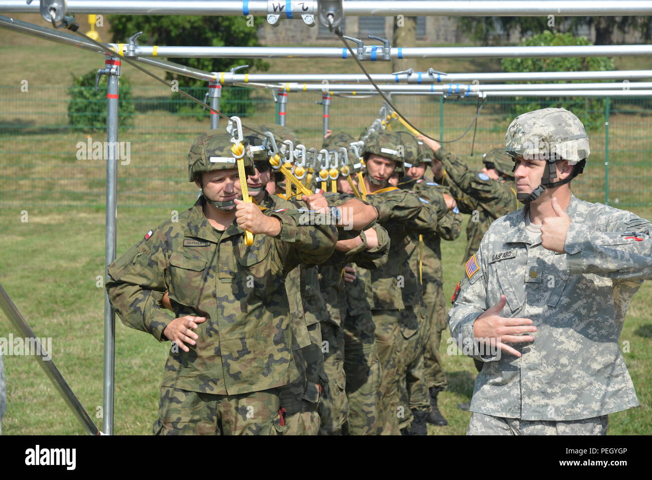 Paracadutisti DEGLI STATI UNITI e le nazioni alleate ( Regno Unito, Germania, Paesi Bassi, Italia, Polonia) subiscono pre-jump training presso Campo Minnick, Baumholder, Germania, il 23 agosto, 2015 ( Stati Uniti Foto dell'esercito da Erich Backes, TSC Baumholder/) Foto Stock