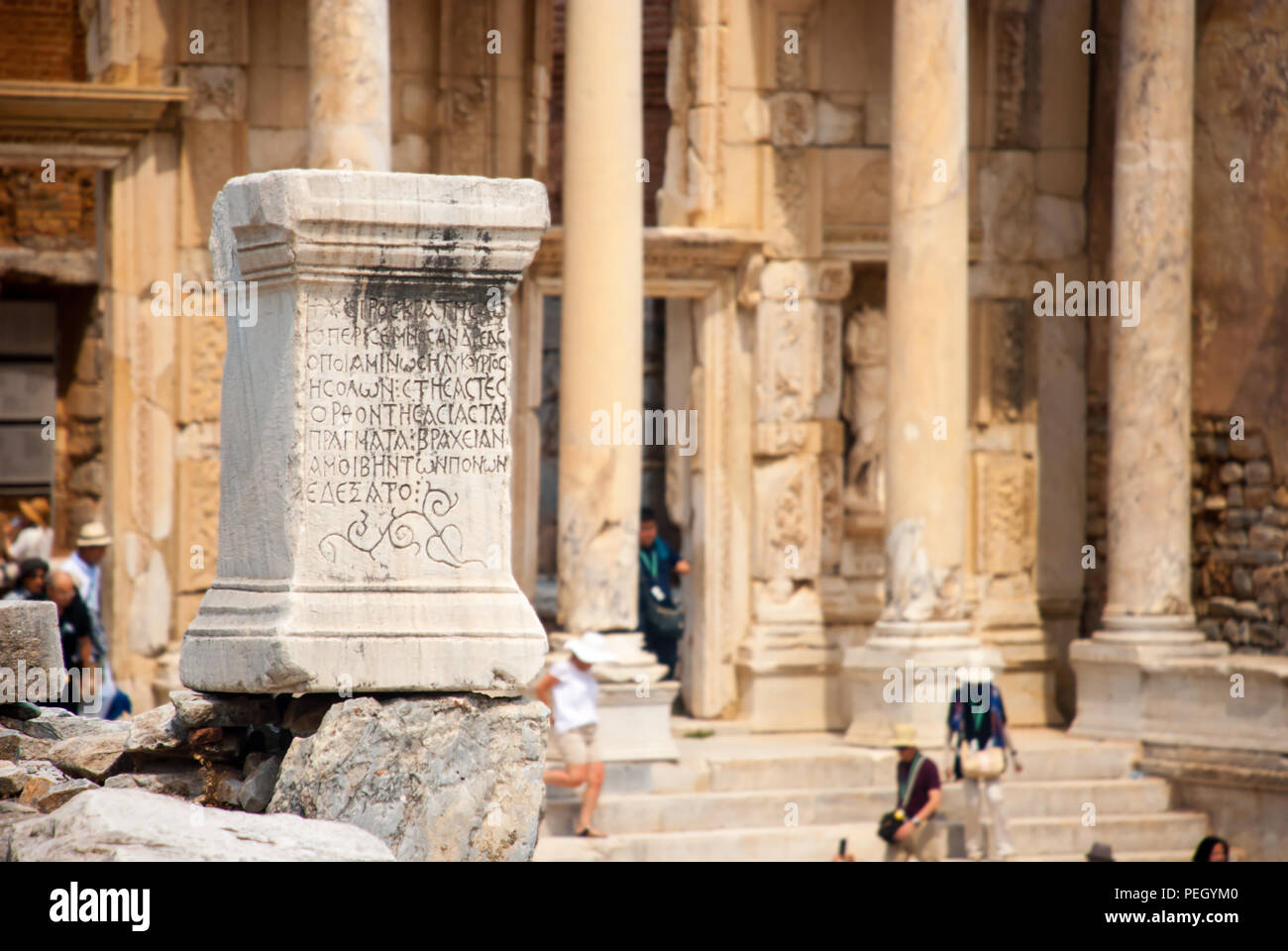 Iscrizione in Efeso e Celso Libreria in background, Izmir, Turchia Foto Stock