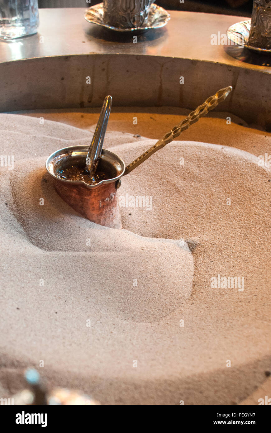 Il caffè turco preparato nella calda sabbia Foto Stock