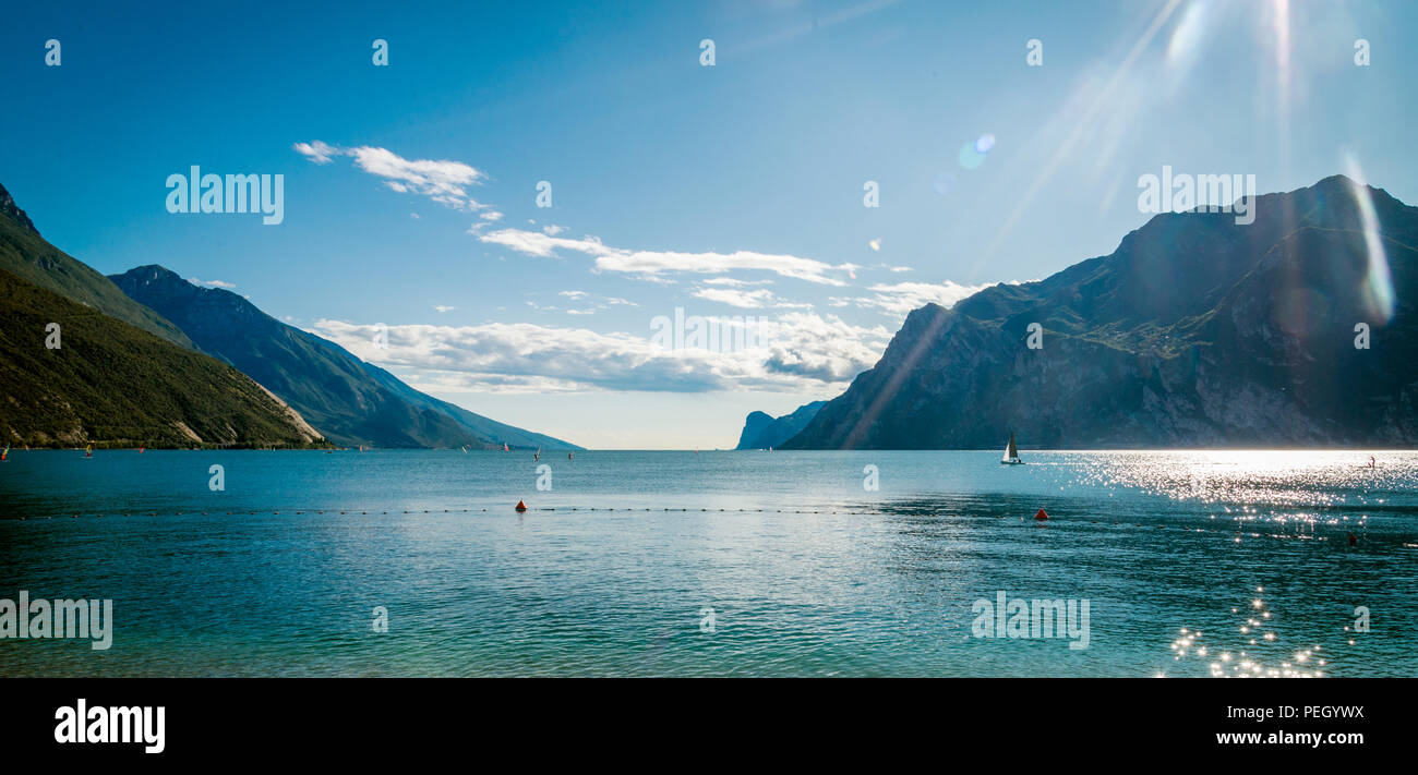 Il lago di Garda è il lago più grande in Italia Foto Stock