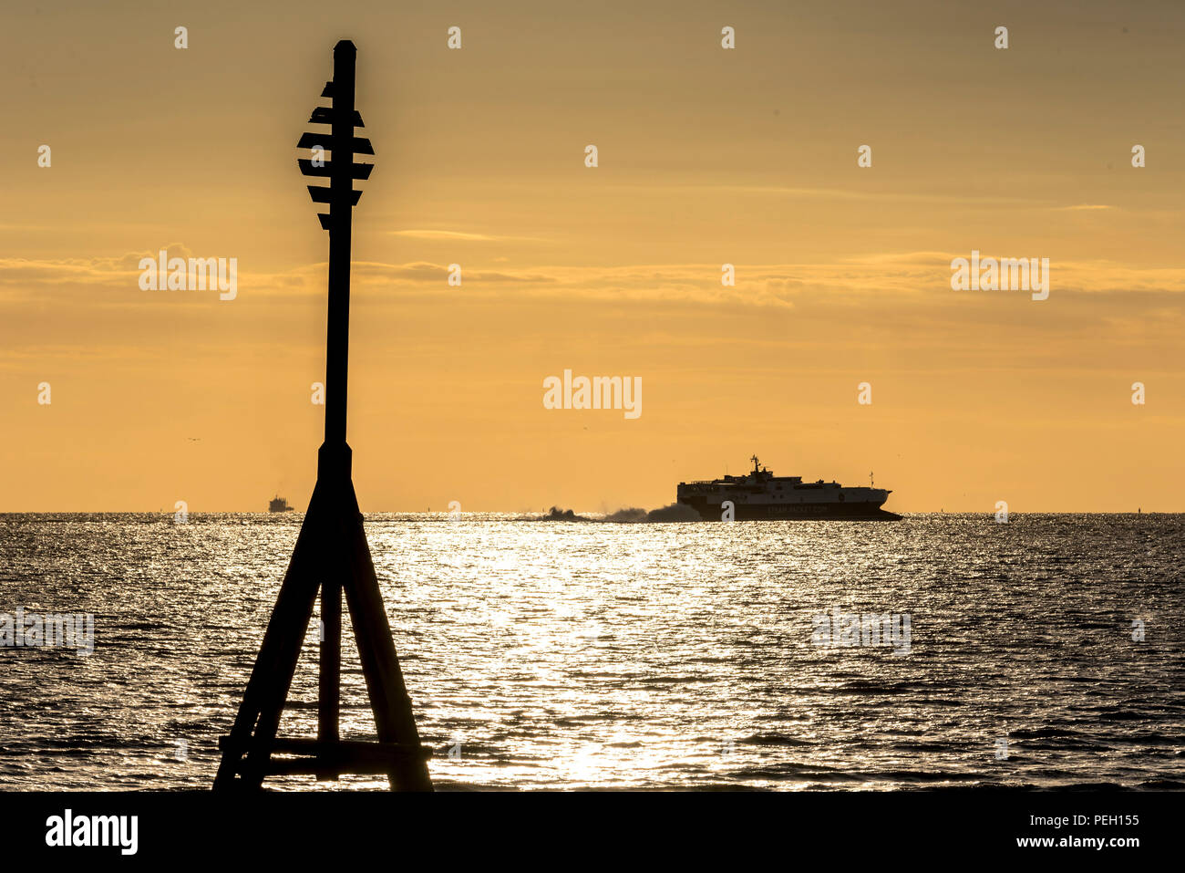 Isola di Man traghetto Manannan off Crosby beach sunset. Foto Stock