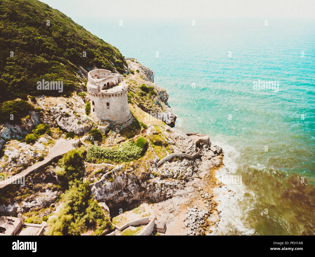 Bella scena vecchio edificio. Antica torre di difesa sulla montagna nel mare Mediterraneo. Paola torre è posta sul promontorio del Circeo di Sabaudia, Italia. Vista da fuco, antenna. Foto Stock