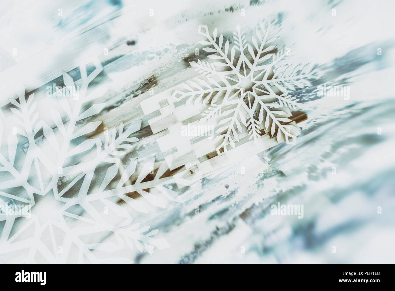 Abstract sfocato festa di Natale sfondo con il simbolo del fiocco di neve di decorazione in chiari colori blu Foto Stock