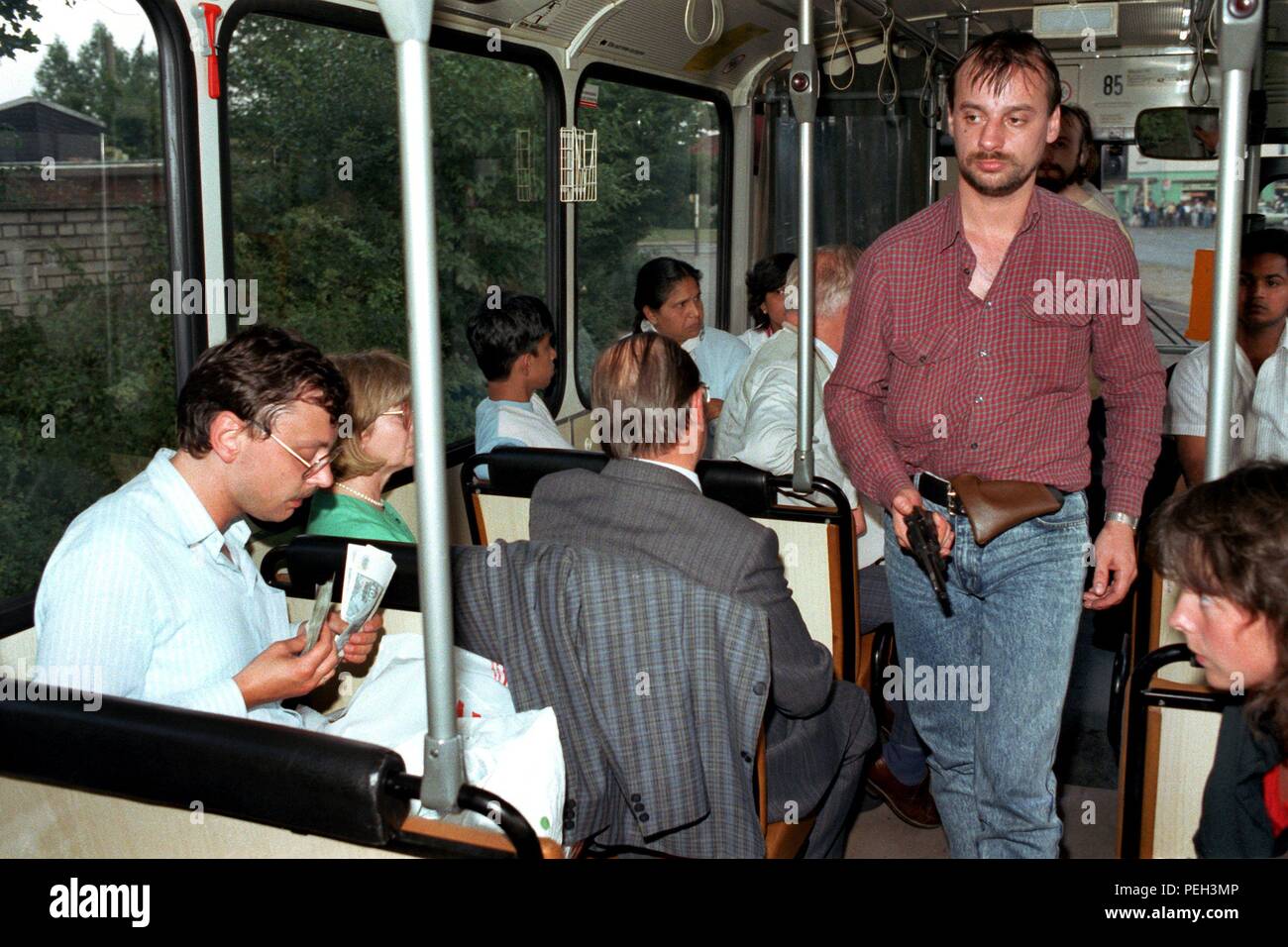 Archivio - Dieter Degowski durante il controllo del bus dirottato su 17.08.1988 a Brema. Hans-Jurgen Rosner e Dieter Degowski aveva su 16.8. in Gladbeck-Rentfort rapinò una banca e ha preso due ostaggi. Dopo una spettacolare chase con la partecipazione di vari rappresentanti della stampa, Brema, dove il gangster sequestrato un regolare servizio autobus, nei Paesi Bassi e Koln, la polizia ha arrestato i sequestratori con la pistola la violenza sull'autostrada a Frankfurt am Main. Rosner shot un ostaggio. Foto: Thomas Wattenberg/dpa (dpa: Pacchetto a tema in occasione del venticinquesimo anniversario di Gladbeck ostaggio drama) (c) dpa - Bildfunk | u Foto Stock