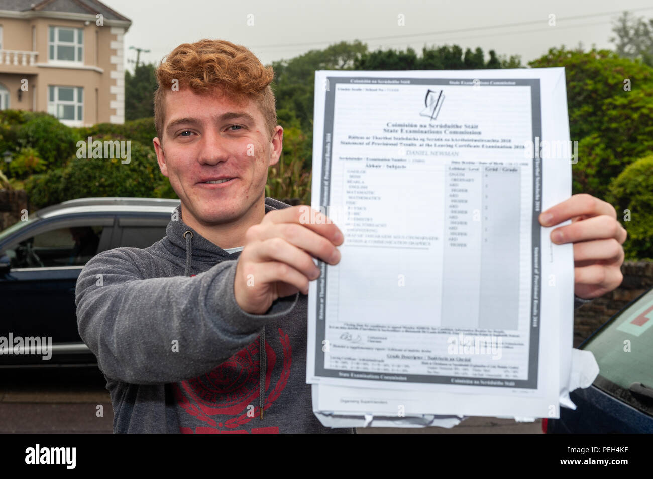 Schull, West Cork, Irlanda. Il 15 agosto, 2018. Daniel Newman orgogliosamente tiene fuori il suo lasciando cert i risultati. Un totale di 57,149 studenti riceveranno i loro risultati di oggi. Questo è il secondo anno di applicazione del nuovo sistema di classificazione che significa che ci sono solo 8 gradi ora invece di 14 negli anni precedenti. Credito: Andy Gibson/Alamy Live News. Foto Stock