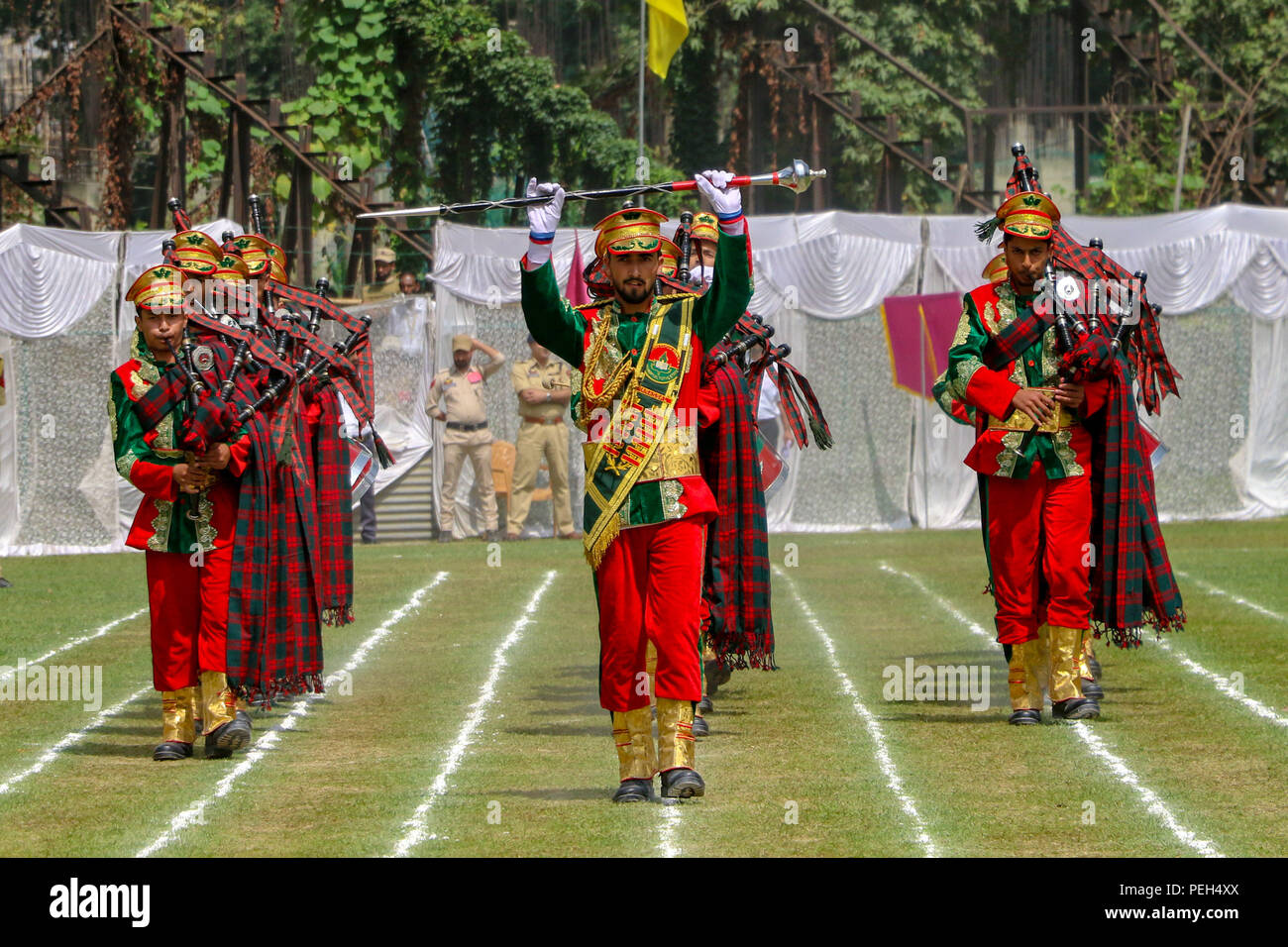 Il Kashmir. 15 Agosto, 2018. Scuola di Sainik bag pipe band marzo durante le celebrazioni dell'indipendenza dell'India giorno in Srinagar capitale estiva dell indiano Kashmir amministrato.India ha vinto l'indipendenza dalla British colonialists nel 1947. Le autorità impongono delle restrizioni in molte parti di Srinagar capitale estiva dell indiano Kashmir amministrato contro la protesta chiamato da una resistenza comune Leadership (JRL). Nel frattempo i servizi mobili sono state scattate in tutta la valle. Credito: Abbas Idrees SOPA/images/ZUMA filo/Alamy Live News Foto Stock