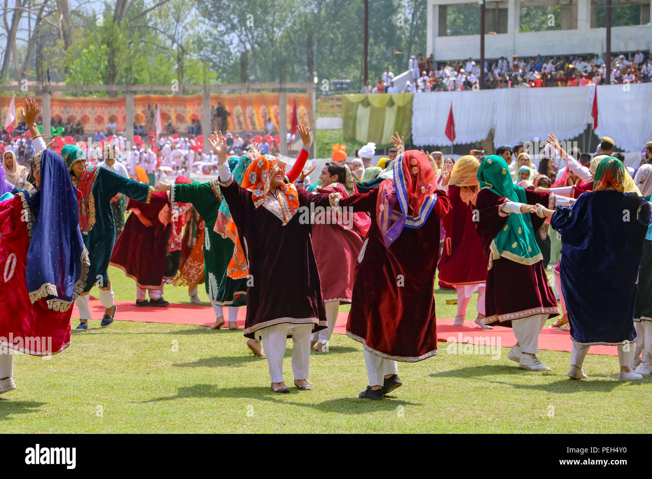 Il Kashmir. 15 Agosto, 2018. Artisti esegue folk tradizionale durante le celebrazioni dell'indipendenza dell'India giorno in Srinagar capitale estiva dell indiano Kashmir amministrato.India ha vinto l'indipendenza dalla British colonialists nel 1947. Le autorità impongono delle restrizioni in molte parti di Srinagar capitale estiva dell indiano Kashmir amministrato contro la protesta chiamato da una resistenza comune Leadership (JRL). Nel frattempo i servizi mobili sono state scattate in tutta la valle. Credito: Abbas Idrees SOPA/images/ZUMA filo/Alamy Live News Foto Stock