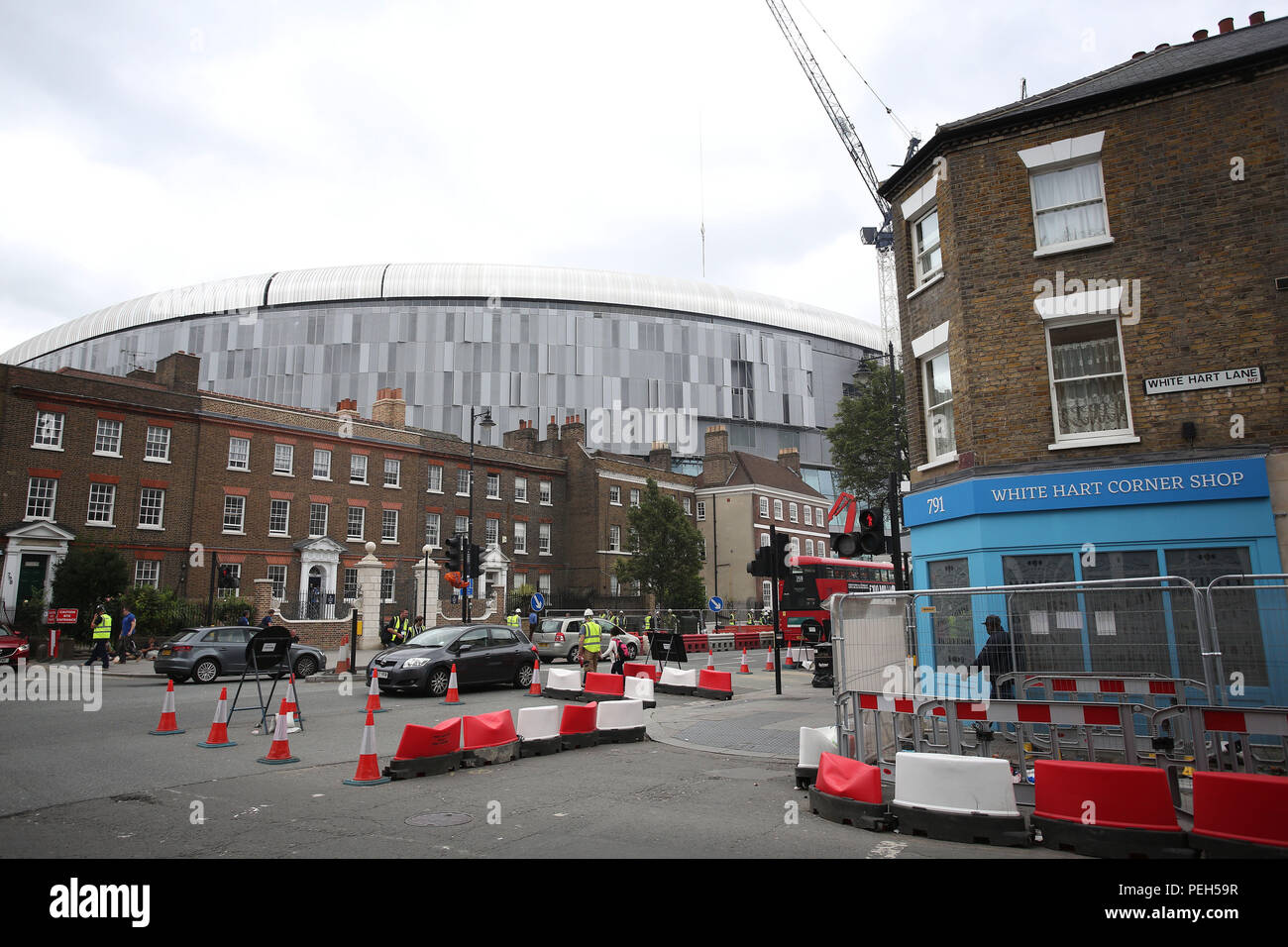 Londra, Regno Unito. Il 15 agosto 2018. Tottenham di muoversi nel loro nuovo stadio è stato rinviato almeno fino alla fine di ottobre come la terra non sarà finito in tempo. Ruote dentate sono ora esplorando la possibilità di rinviare la loro casa il match contro il Manchester City il 28 ottobre come loro casa provvisoria Wembley è già prenotato fino a tale data. Il £850milioni di terreno era stato originariamente previsto per essere pronto per lo scontro con il Liverpool il 15 settembre. Credito: Nigel Bowles/Alamy Live News Foto Stock