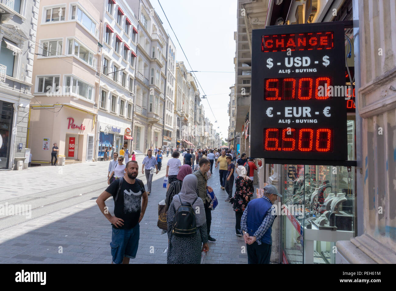 Istanbul, Turchia. Il 15 agosto 2018. Molti turchi e di turisti è andato a cambiare ufficio oggi in mezzo alle rapide variazioni in moneta turca Credito: Engin Karaman/Alamy Live News Foto Stock