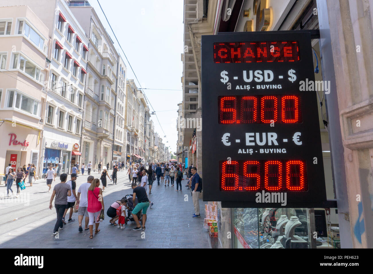 Istanbul, Turchia. Il 15 agosto 2018. Molti turchi e di turisti è andato a cambiare ufficio oggi in mezzo alle rapide variazioni in moneta turca Credito: Engin Karaman/Alamy Live News Foto Stock