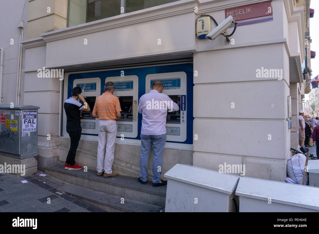 Istanbul, Turchia. Il 15 agosto 2018. Sportelli automatici bancari sono utilizzati anche per exchange Credit: Engin Karaman/Alamy Live News Foto Stock
