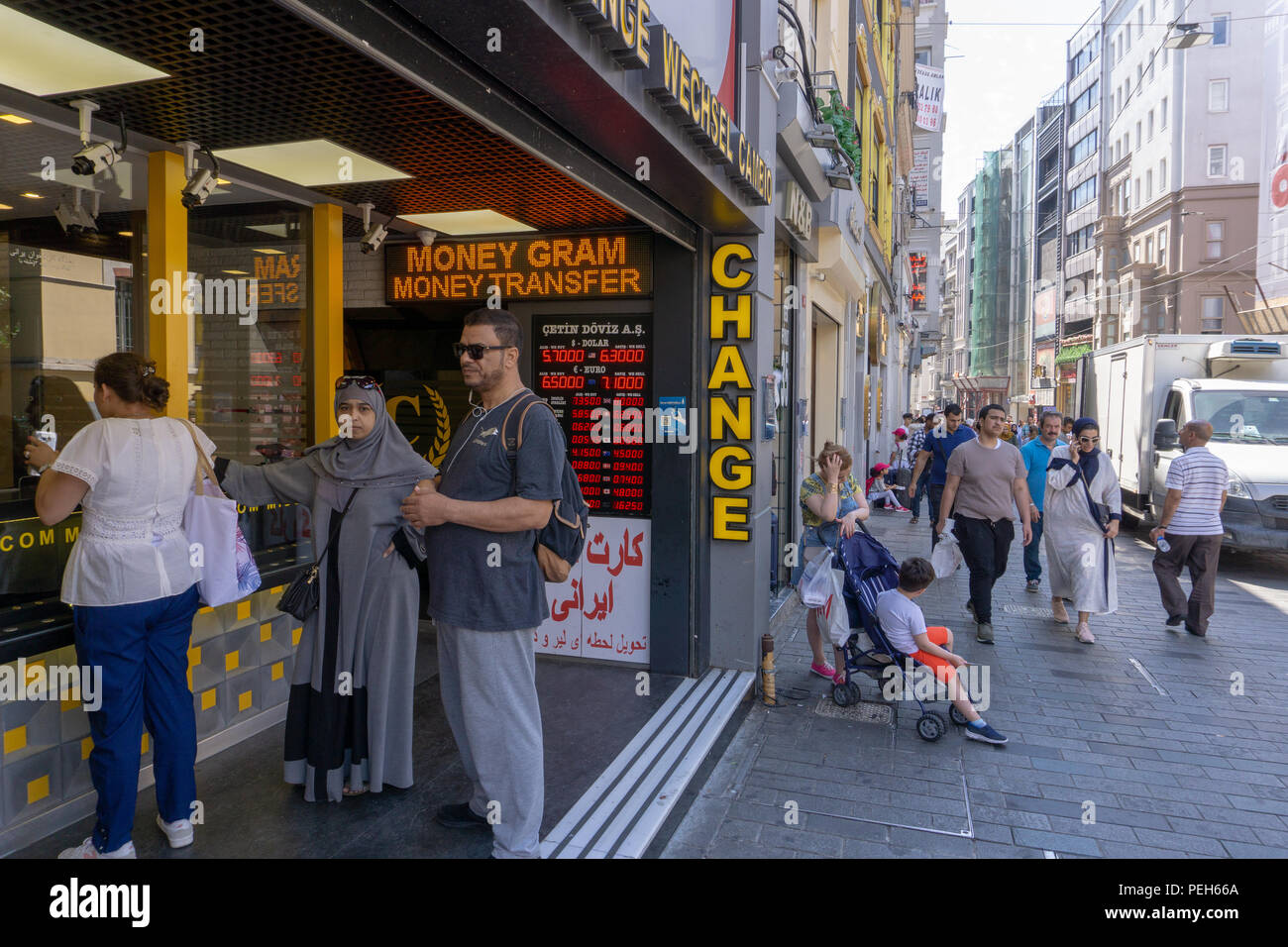 Istanbul, Turchia. Il 15 agosto 2018. Molti turchi e di turisti è andato a cambiare ufficio oggi in mezzo alle rapide variazioni in moneta turca Credito: Engin Karaman/Alamy Live News Foto Stock
