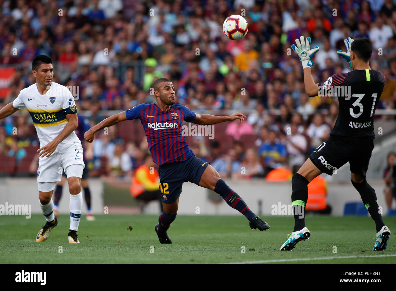 Camp Nou, Barcellona, Spagna. Il 15 agosto, 2018. Intertoto, Barcellona contro il Boca Juniors; Rafinha Alcantara del FC Barcelona dribbling il Boca Junior defensor e punteggi obiettivo per 3-0 nel minuto 67 Credito: Azione Sport Plus/Alamy Live News Foto Stock