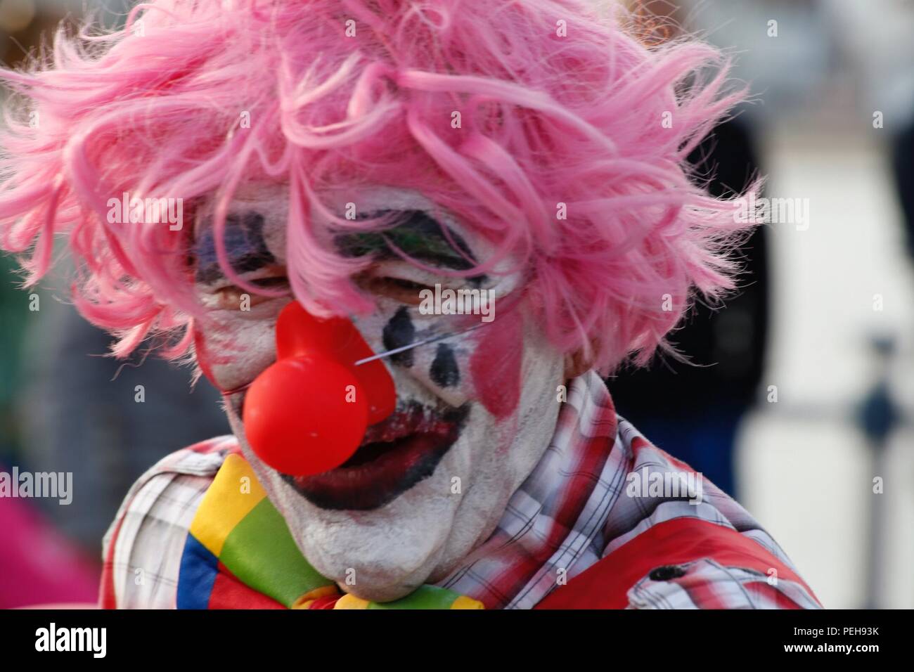 Weymouth Dorset, Regno Unito. 15th agosto 2018. Le folle si affollano a Weymouth per il carnevale annuale e la processione. Primo piano del clown con il naso rosso grande. Credit: Carolyn Jenkins/Alamy Live News Foto Stock