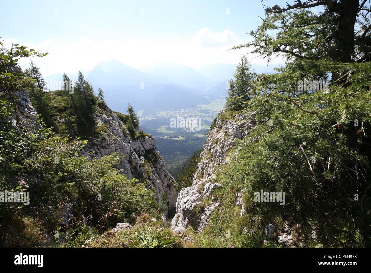 Firo Terra e la gente: Baviera: turismo Germania, Alpi montagne: 31.07.2018 vista nella valle, Panorama Kehlstein in sé è un 1881 m. alto [2] lato occidentale il vertice di Golls nelle Alpi Berchtesgaden nel distretto di Berchtesgadener Land di Baviera (Germania). | Utilizzo di tutto il mondo Foto Stock