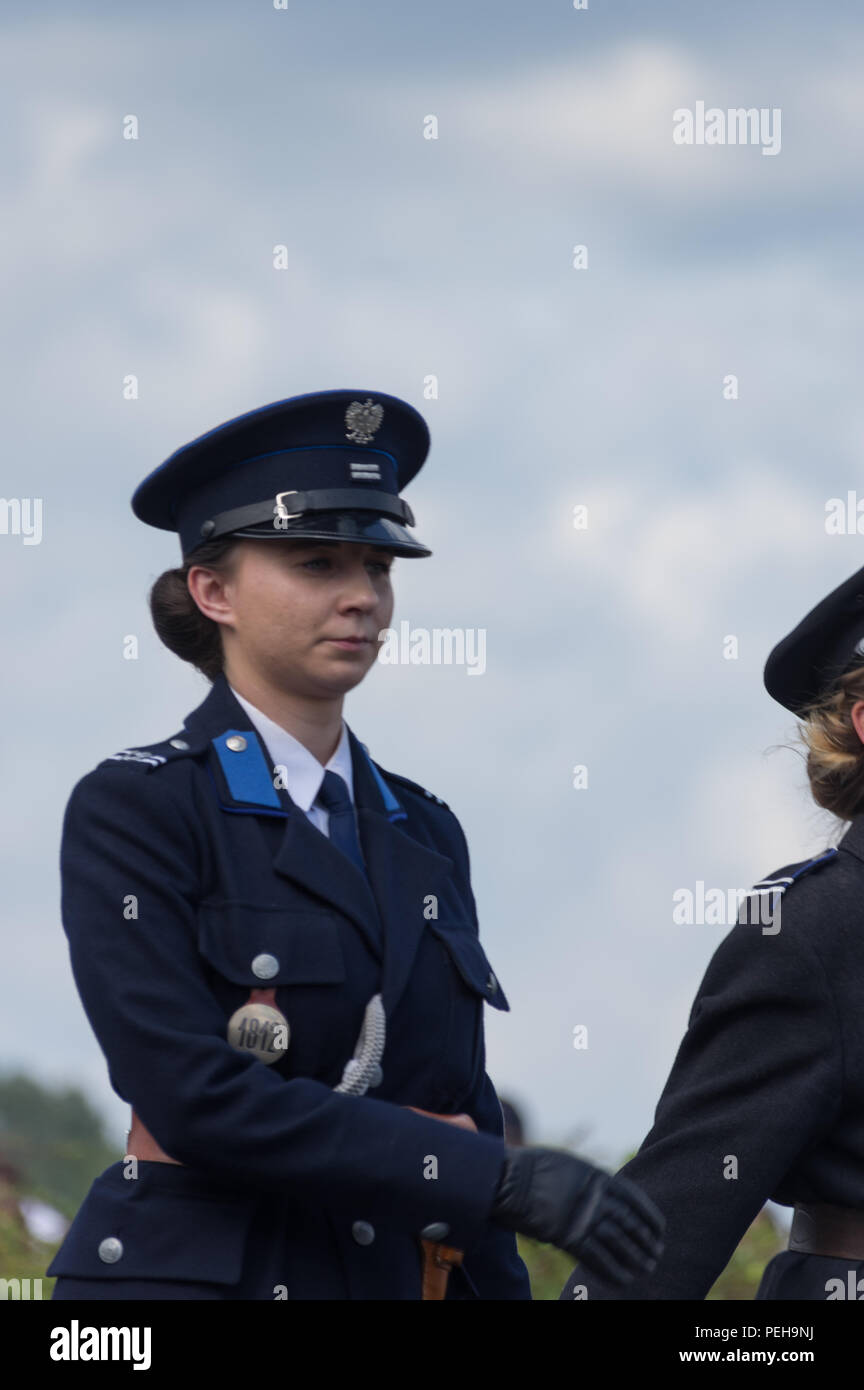 Polonia, Varsavia: I riattori presentano uniformi e armi di diversi periodi della storia militare polacca alla parata militare annuale nella capitale polacca. Foto Stock