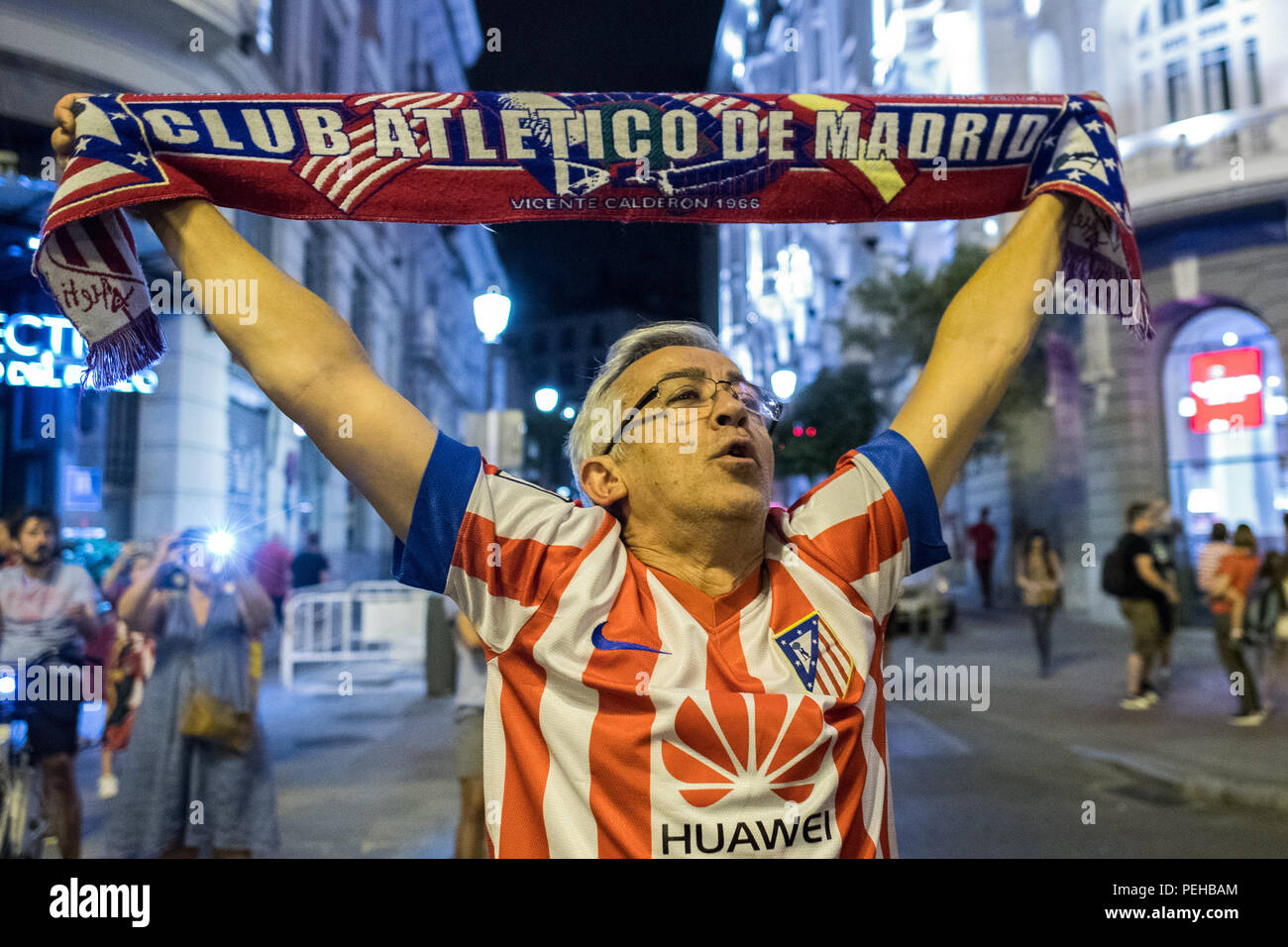 Madrid, Spagna. Il 16 agosto, 2018. Atletico Madrid celebra la ventola al Neptuno Square dopo la squadra ha vinto la Coppa UEFA Intertoto in un match contro il Real Madrid da 4-2 a Tallinn, in Estonia, a Madrid, Spagna. Credito: Marcos del Mazo/Alamy Live News Foto Stock