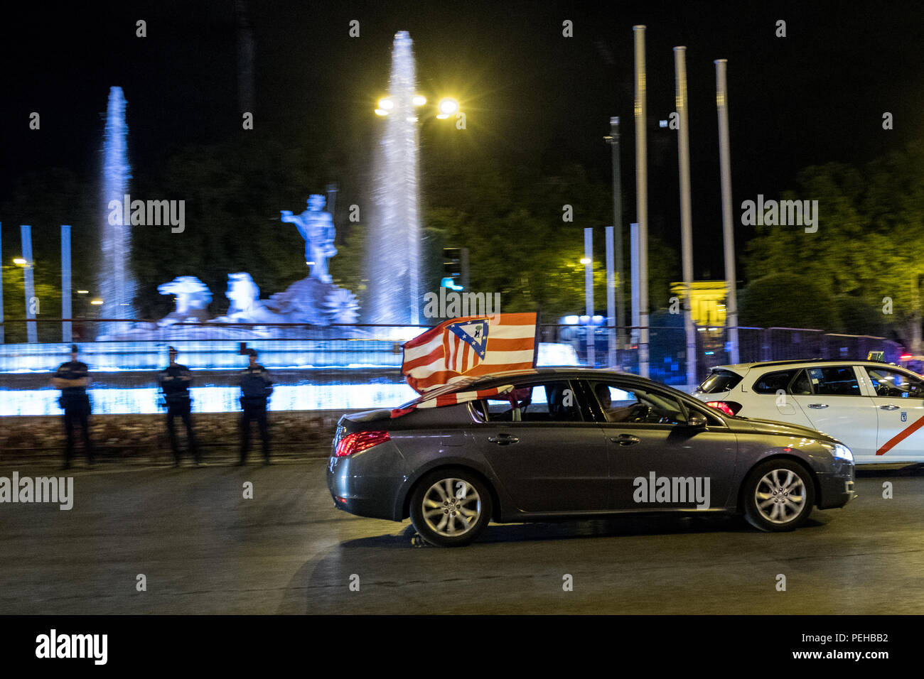 Madrid, Spagna. Il 16 agosto, 2018. Atletico Madrid celebra la ventola al Neptuno Square dopo la squadra ha vinto la Coppa UEFA Intertoto in un match contro il Real Madrid da 4-2 a Tallinn, in Estonia, a Madrid, Spagna. Credito: Marcos del Mazo/Alamy Live News Foto Stock