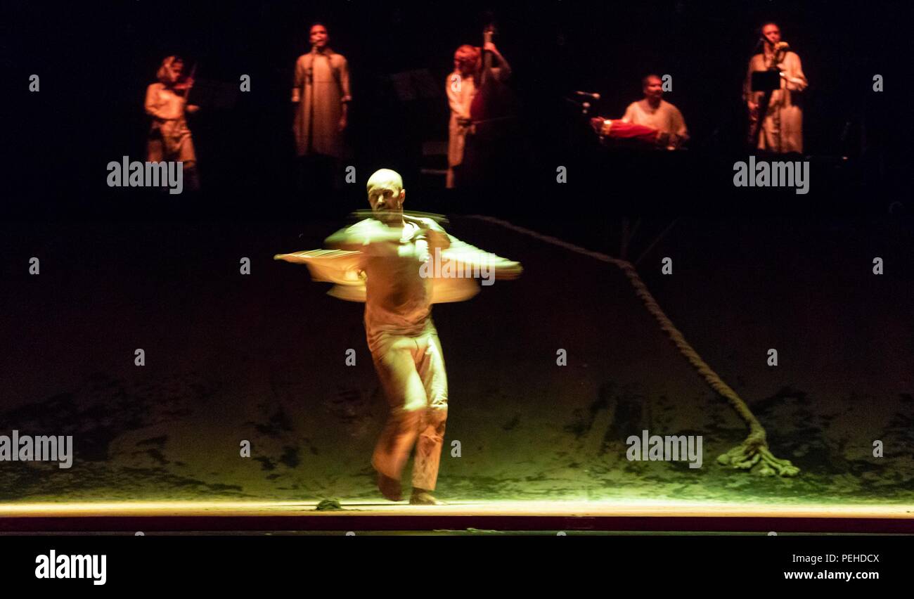 Edinburgh, Regno Unito. Il 15 agosto 2018. Un nuovo lavoro da solista da Akram Khan, segnando il grande ballerino prestazioni finali in un full-length produzione. XENOS significa 'stranger" o "straniero". Essa affronta la tragedia della prima guerra mondiale attraverso gli occhi di un guscio-scioccato soldato indiano nelle trincee, costretti a combattere in un conflitto che non è il suo. La produzione è parte della Edinburgh International Festival e corre da 16 - 18 agosto 2018 presso il Teatro del Festival di credito: ricca di Dyson/Alamy Live News Foto Stock