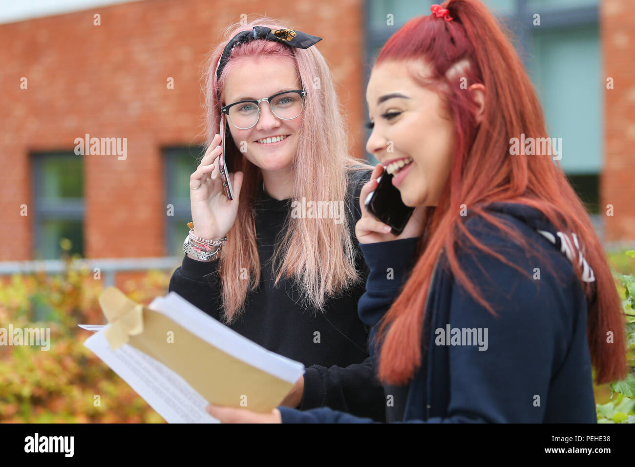 Bromsgrove, Worcestershire, Regno Unito. Il 16 agosto, 2018. Sesta forma gli studenti ricevono i loro risultati a nord Bromsgrove High School, Bromsgrove Worcestershire, questa mattina. Peter Lopeman/Alamy Live News Credito: Pietro Lopeman/Alamy Live News Foto Stock