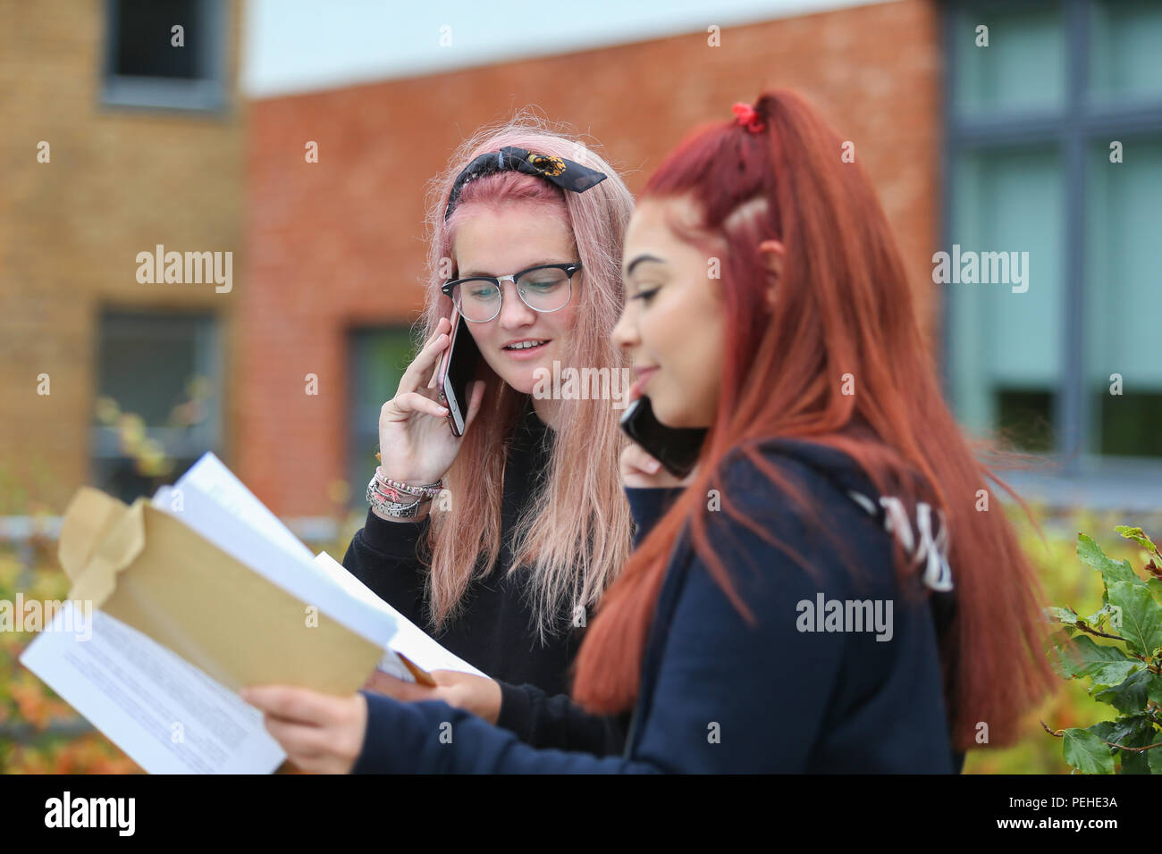 Bromsgrove, Worcestershire, Regno Unito. Il 16 agosto, 2018. Sesta forma gli studenti ricevono i loro risultati a nord Bromsgrove High School, Bromsgrove Worcestershire, questa mattina. Peter Lopeman/Alamy Live News Credito: Pietro Lopeman/Alamy Live News Foto Stock