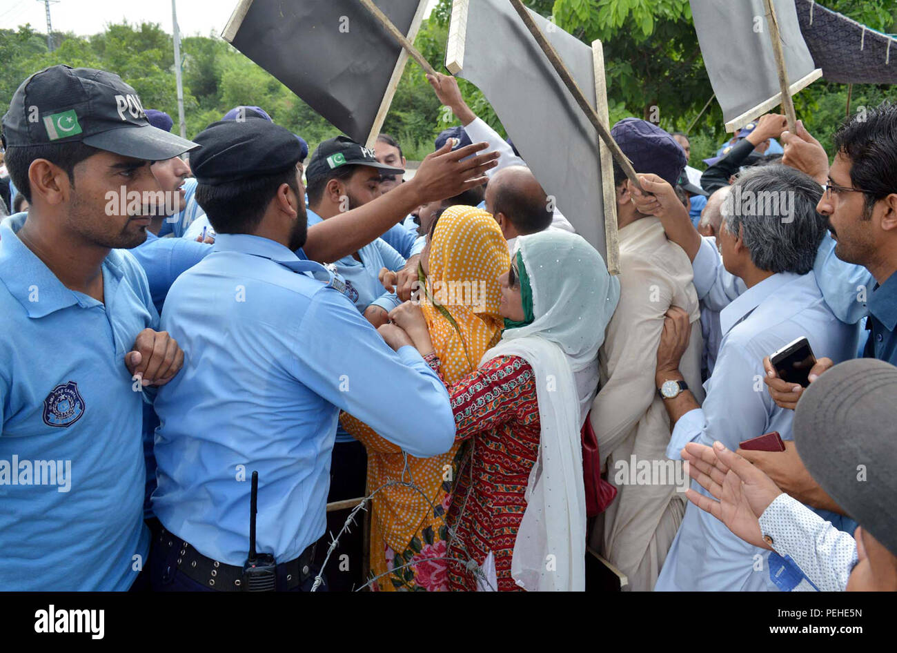 Leader e attivisti della Lega Musulmana (PML-N) sono holding manifestazione di protesta per il rilascio dell' ex Primo ministro Nawaz Sharif e Maryam Nawaz, in occasione del loro caso audizione al NAB di corte a Islamabad il mercoledì 15 agosto, 2018. Foto Stock