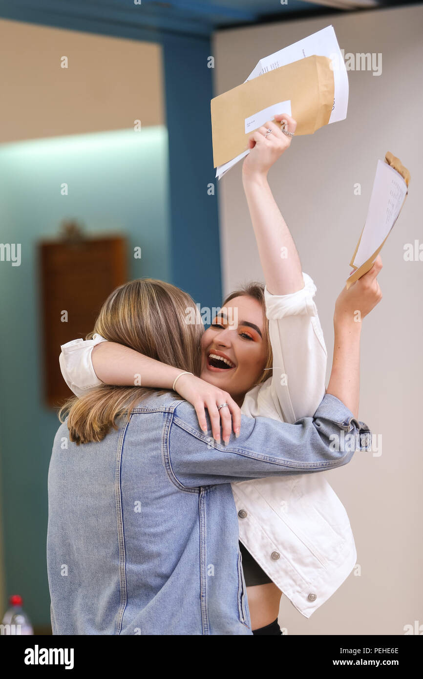 Due giovani sesta forma ragazze ottenere loro un livello risultati UK 2018 Foto Stock