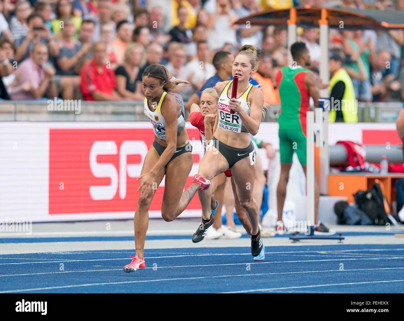 Berlino, Deutschland. 12 Ago, 2018. Gina LUECKENKEMPER (LuÌckenkemper) r. (GER) cambia il personale di Tatjana PINTO (GER), azione, il relè cambia, semi-finale 4x100m donne il relè, su 12.08.2018 Campionato Europeo di Atletica 2018 a Berlino/Germania Da 06.08. - 12.08.2018. | Utilizzo di credito in tutto il mondo: dpa/Alamy Live News Foto Stock