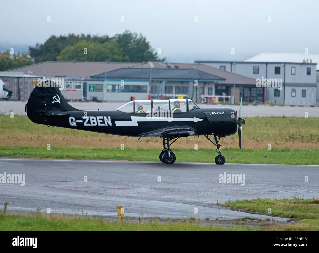 Un Yakolev Yak52 tassare fuori dalla bilancella all'Aeroporto di Inverness prima di mettere in pratica alcune acrobazia al di sopra del Moray Firth e Dalcross Aeroporto. Foto Stock
