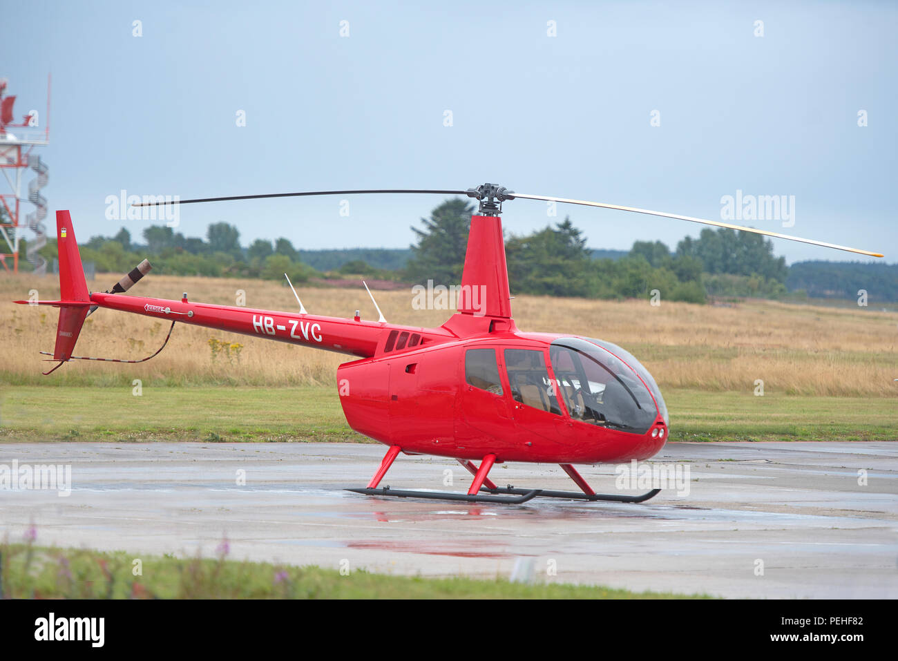 Registrato in svizzera Robinson R66 Light Utility e il trainer elicottero sul angolo statico di Inverness Dalcross Aeroporto nelle Highlands Scozzesi. Foto Stock