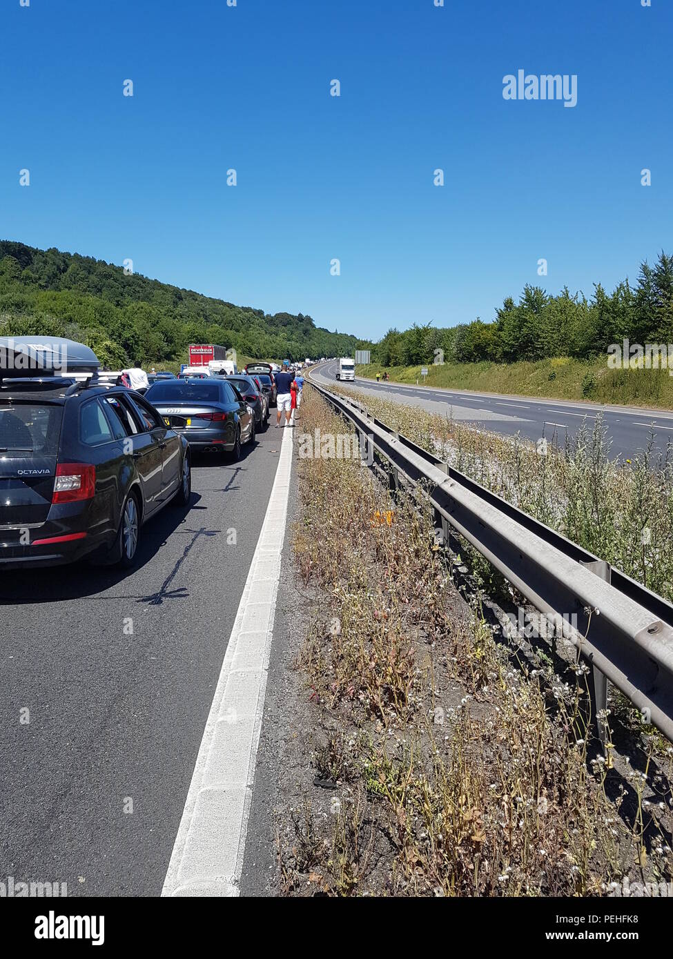 Ribaltato un van per cavalli ha causato la polizia per tenere tutto il traffico sulla M25. Come risultato, il traffico è stato interrotto in entrambe le direzioni tra la giunzione 4, vicino a Orpington, e dallo svincolo 5 della M26 in seguito all'incidente. Dotato di: atmosfera dove: Regno Unito quando: 15 lug 2018 Credit: Immagini di copertura Foto Stock