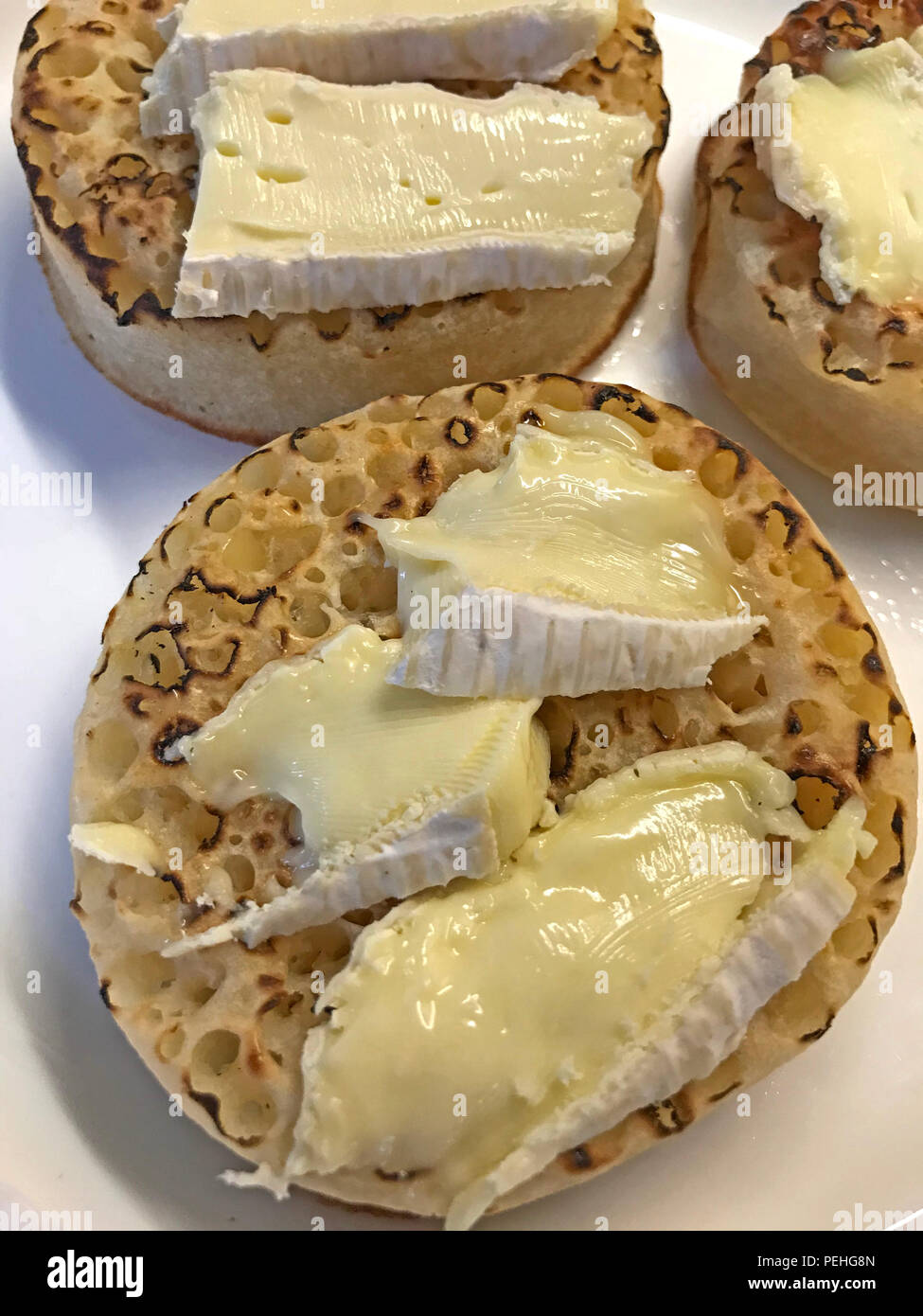 Formaggio Camembert fusione su cialdine tostato Foto Stock