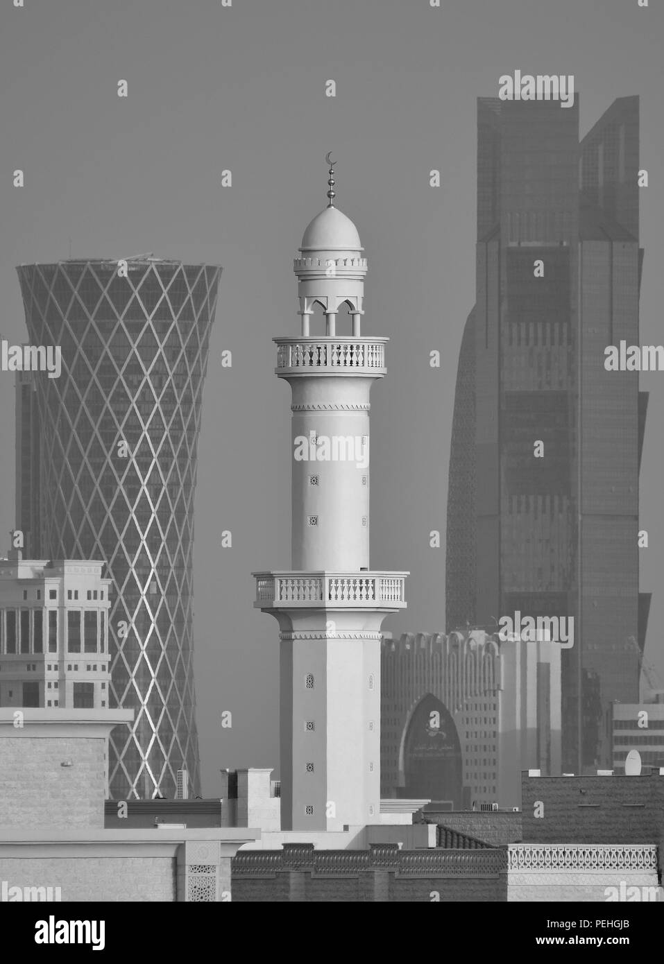 La moschea Jelaiah a Doha, in Qatar. Il contrasto vecchi e nuovi con il West Bay in background. Foto Stock