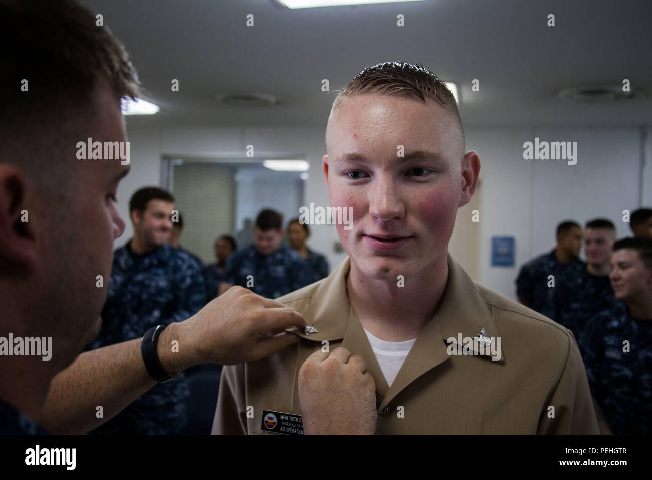 150821-N-OE749-013 NAVAL AIR FACILITY Atsugi, Giappone (21 agosto 2015) Aircrewman navale meccanica (AWF) terza classe Tristin Reid, assegnato alla Naval Air Facility di Atsugi operazioni aeree, è frocked da AWF1 John Joseph ad un premi alla cerimonia di quarti in base all'air terminal. Reid è stato fatto avanzare attraverso la Marina avanzate del campo tecnico programma che concede la promozione automatica per sottufficiali di terza classe dopo il completamento con successo di un-scuola. (U.S. Foto di Marina di Massa lo specialista di comunicazione 1a classe Barry A. Riley/RILASCIATO) Foto Stock