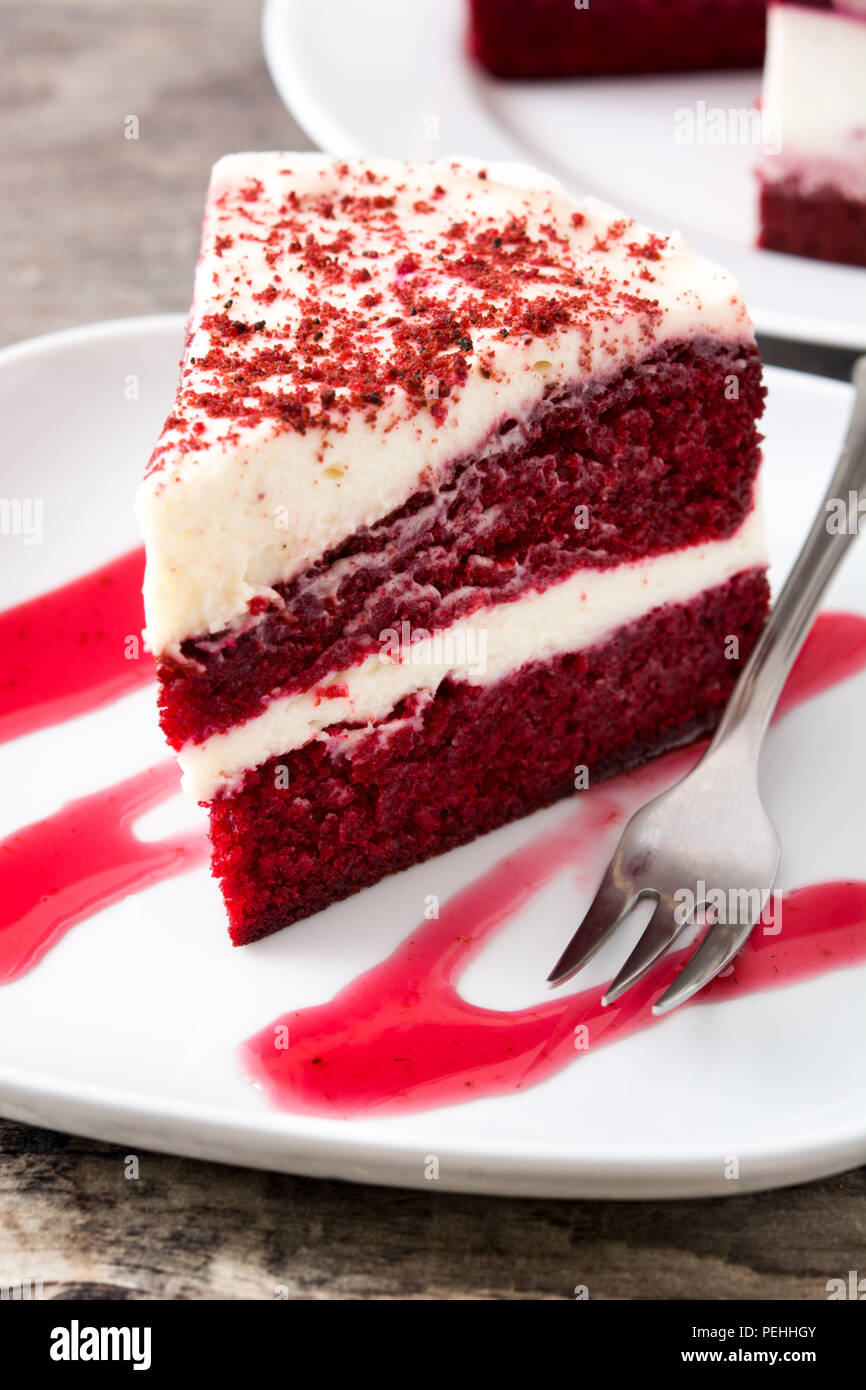 Velluto rosso fetta di torta sul tavolo di legno. Close up Foto Stock