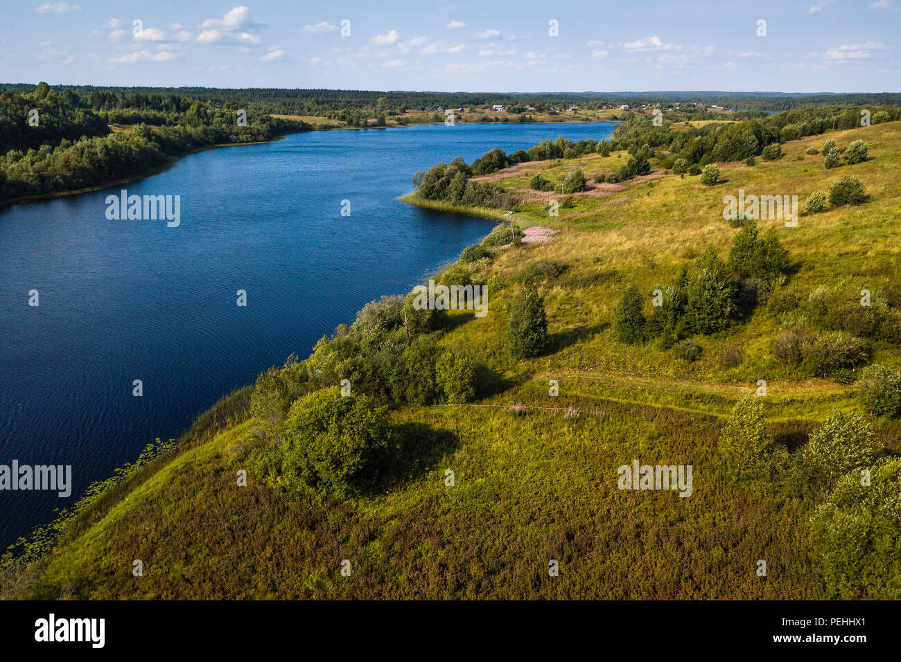 Vista panoramica del fiume Oyat e verdi campi di Vepsia, al confine con la Carelia e l'oblast di Leningrado, Russia. Foto Stock
