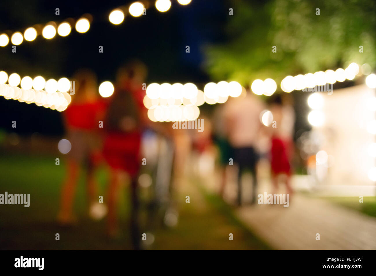 Bokeh di fondo colorato con luce notturna. Abstract con sfondo sfocato persone. Foto Stock