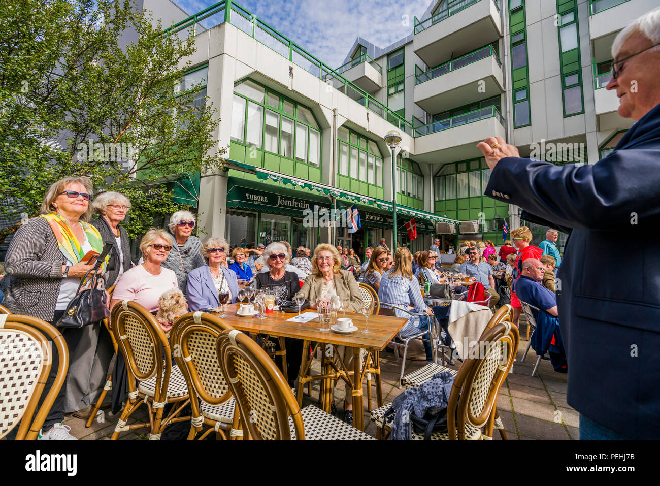 Persone a outdoor cafe, il Summer Festival, Menningarnott, Reykjavik, Islanda Foto Stock