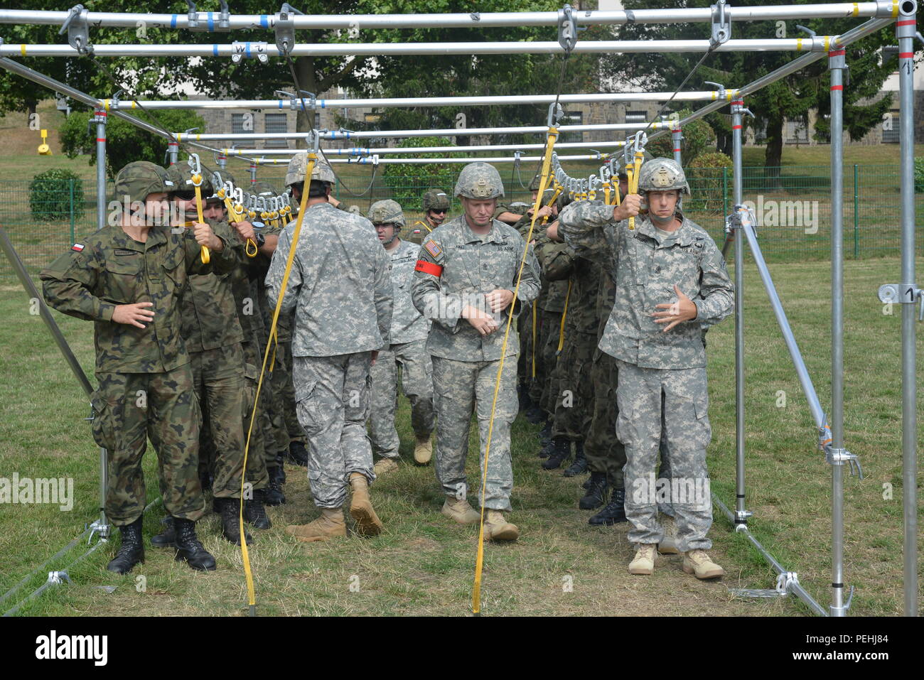 Paracadutisti DEGLI STATI UNITI e le nazioni alleate ( Regno Unito, Germania, Paesi Bassi, Italia, Polonia) subiscono pre-jump training presso Campo Minnick, Baumholder, Germania, il 23 agosto, 2015. ( U.S. Foto dell'esercito da Erich Backes, TSC Baumholder/) Foto Stock