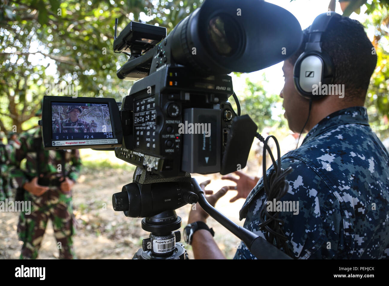 Stati Uniti Navy Petty Officer di 2a classe di Brian M. Brooks, una comunicazione di massa uno specialista da forze americane Network Yokosuka conduce un colloquio sulla fotocamera durante la Garuda scudo, Pacific Pathways 2015 in Cibenda, West Java, Indonesia, Agosto 23, 2015. Garuda Shield è un pianificate regolarmente esercizio bilaterale sponsorizzato da U.S. Army-Pacific, ospitato annualmente dal Tentara Nasional Indonesia esercito a promuovere la sicurezza regionale e la cooperazione. (U.S. Esercito Foto di Spc. Michael Sharp/rilasciato) Foto Stock