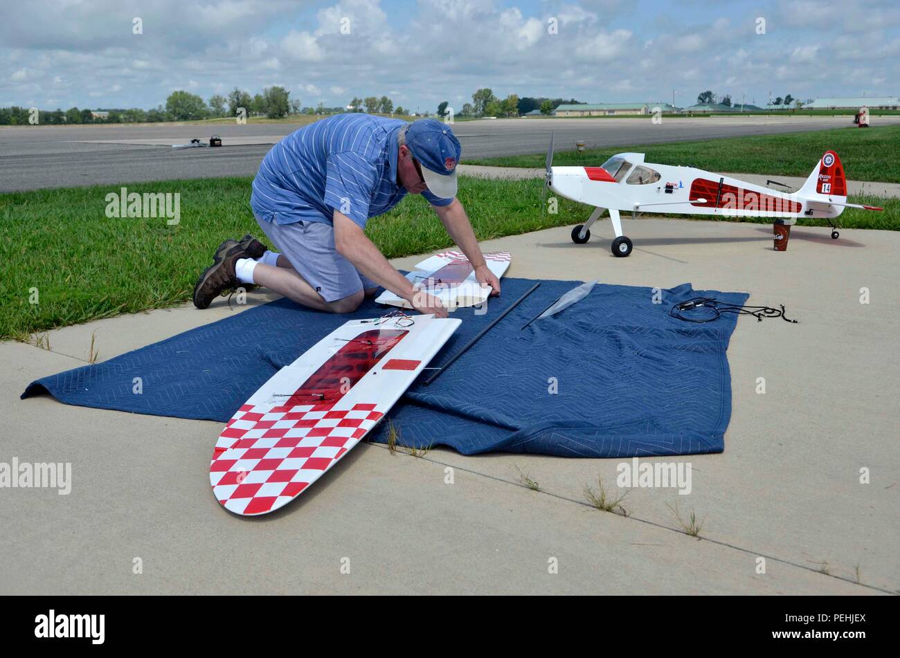 Il dott. David Jacques, professore associato di sistemi e di Ingegneria Elettrica con Air Force Institute of Technology Graduate School of Engineering e gestione, autonomia e tecnologia di navigazione centro, preps le ali di un SIG Rascal 110, drone per un volo di prova presso il Camp Atterbury, Ind. Agosto 18, 2015. ANT Center è un centro di ricerca cercando di identificare e risolvere domani le più impegnative e di navigazione autonoma e problemi di controllo cooperativo. (U.S. Air Force foto di Michelle Gigante) Foto Stock