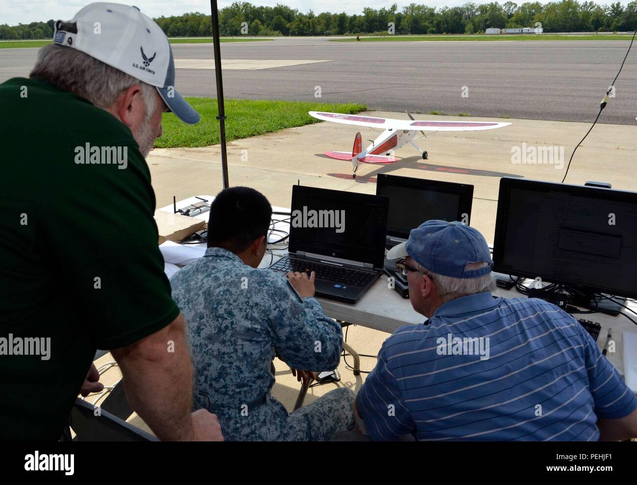 I membri di facoltà e uno studente di Air Force Institute of Technology Graduate School of Engineering e gestione, autonomia e tecnologia di navigazione centro, prova per target tracking e geo-localizzazione utilizzando veicoli aerei senza equipaggio a Camp Atterbury, Ind. Agosto 18, 2015. Studi di perfezionamento concentrarsi sulla visione-aided in navigazione GPS-negato ambienti. ANT Center è un centro di ricerca cercando di identificare e risolvere domani le più impegnative e di navigazione autonoma e problemi di controllo cooperativo. (U.S. Air Force foto di Michelle Gigante) Foto Stock
