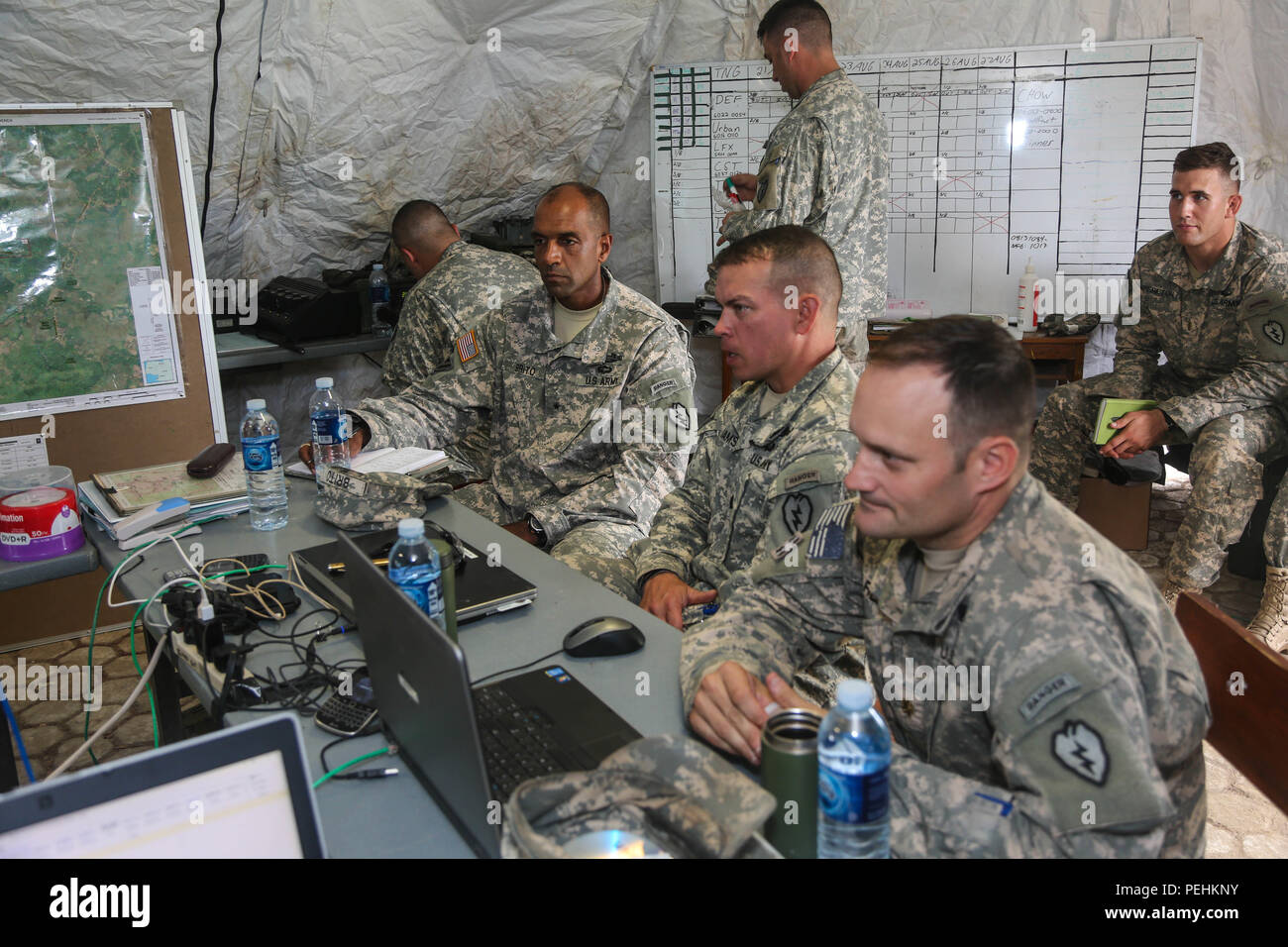 Brig. Gen. Gary Brito, vice comandante generale delle operazioni, XXV divisione di fanteria, partecipa a una breve durante la Garuda scudo, Pacific Pathways 2015 in Cibenda, West Java, Indonesia, 19 Agosto, 2015. Garuda Shield è un pianificate regolarmente esercizio bilaterale sponsorizzato da U.S. Army-Pacific, ospitato annualmente dal Tentara Nasional Indonesia esercito a promuovere la sicurezza regionale e la cooperazione. (U.S. Esercito Foto di Spc. Michael Sharp/rilasciato) Foto Stock