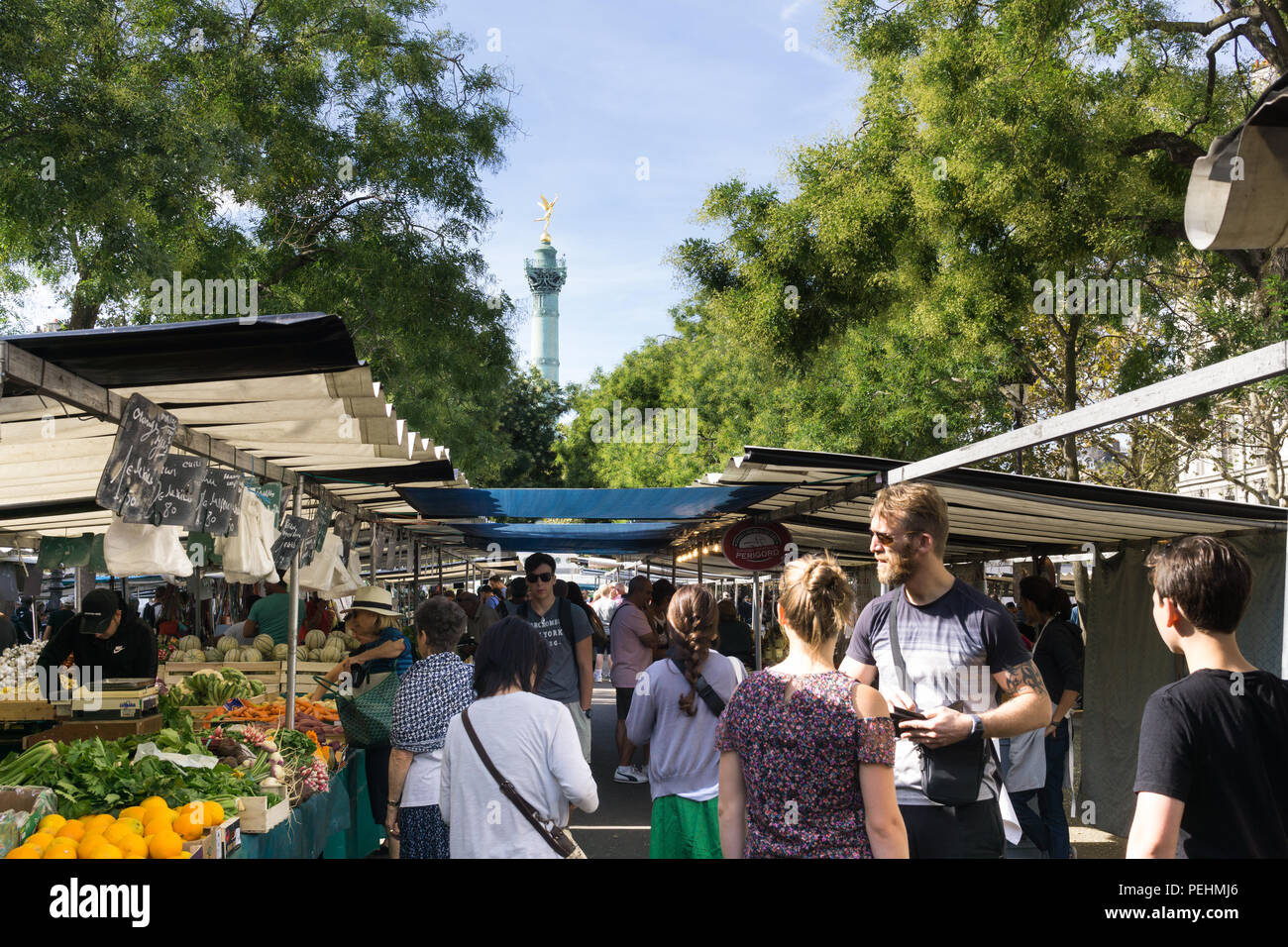La gente camminare tra le bancarelle di Bastille mercato di fattoria a Parigi, Francia. Foto Stock