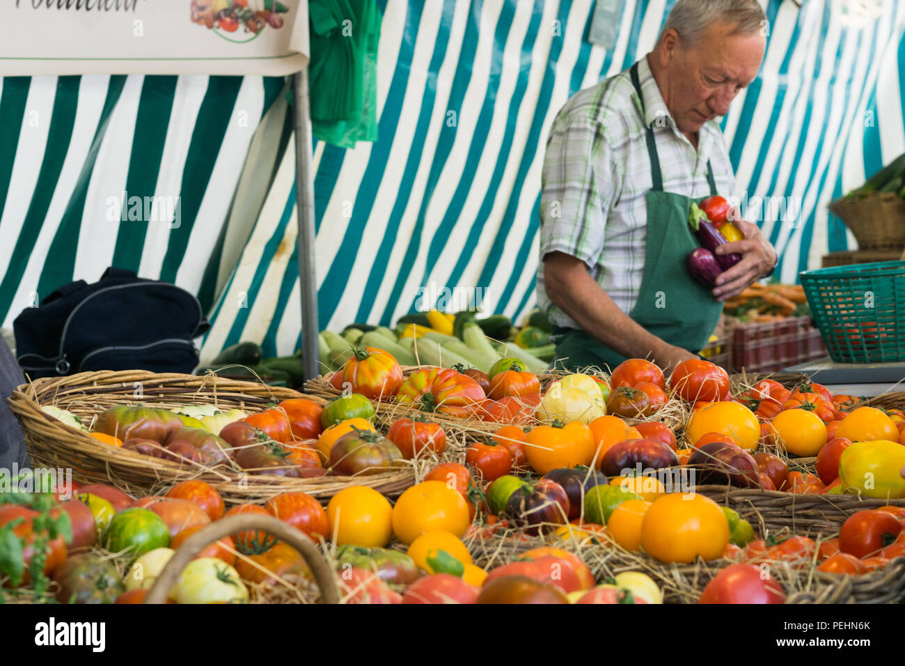 Uomo di pomodoro di vendita alla Bastille mercato di fattoria a Parigi, Francia. Foto Stock