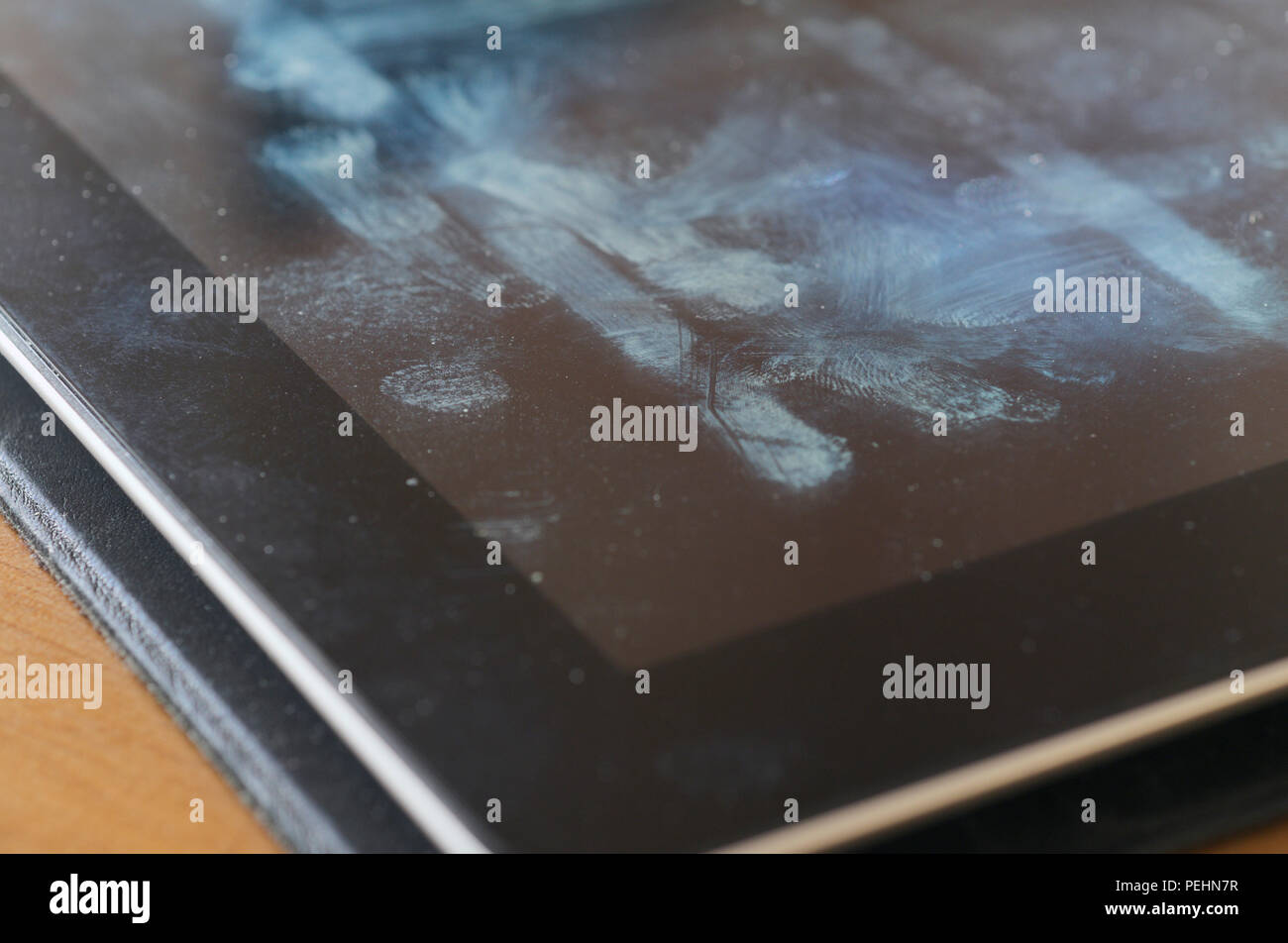 Tablet con segni di sporco sul display Foto Stock